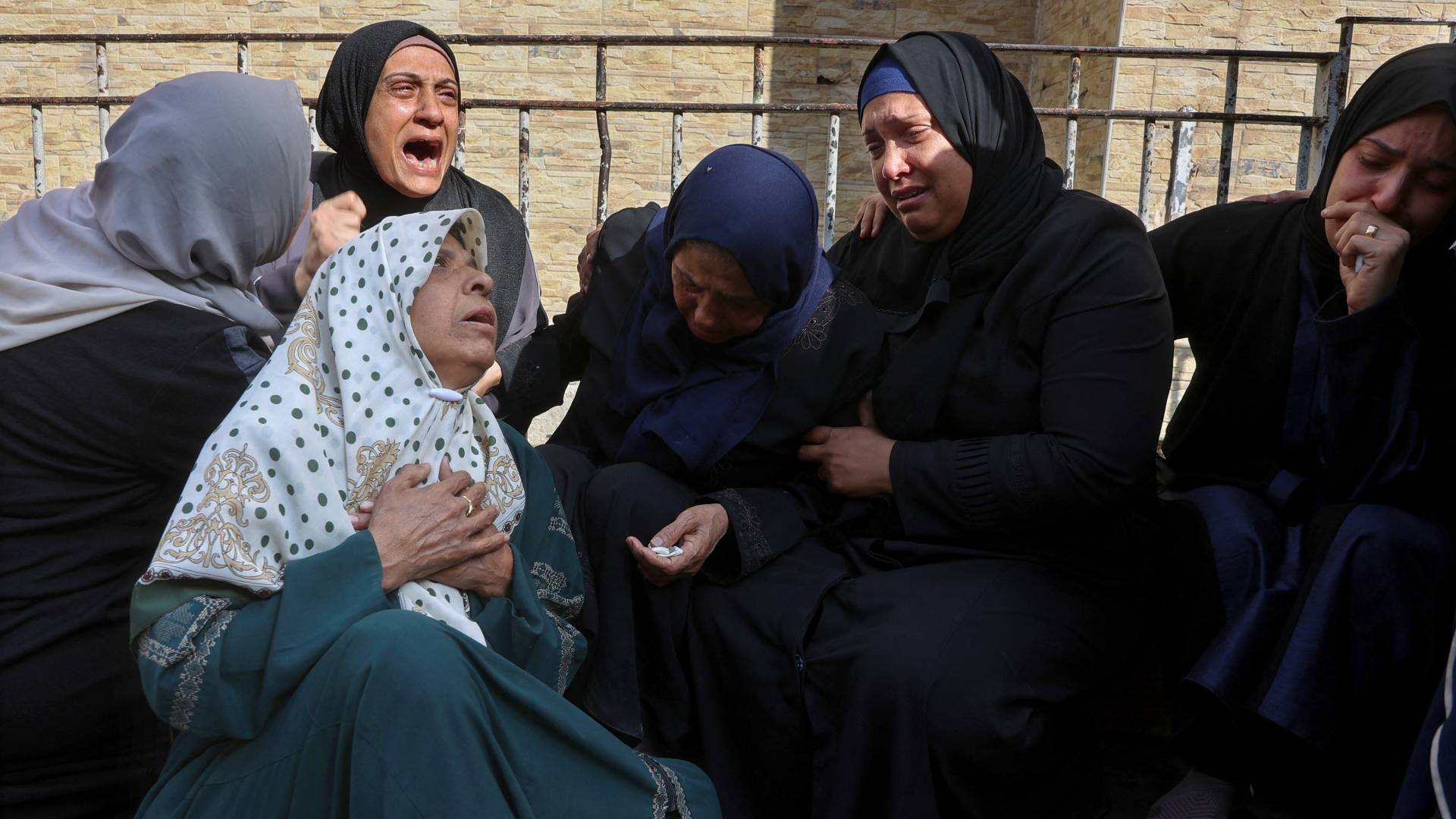 نساء يبيكين فقدانهن لأقارب لهن جراء غارات الاحتلال