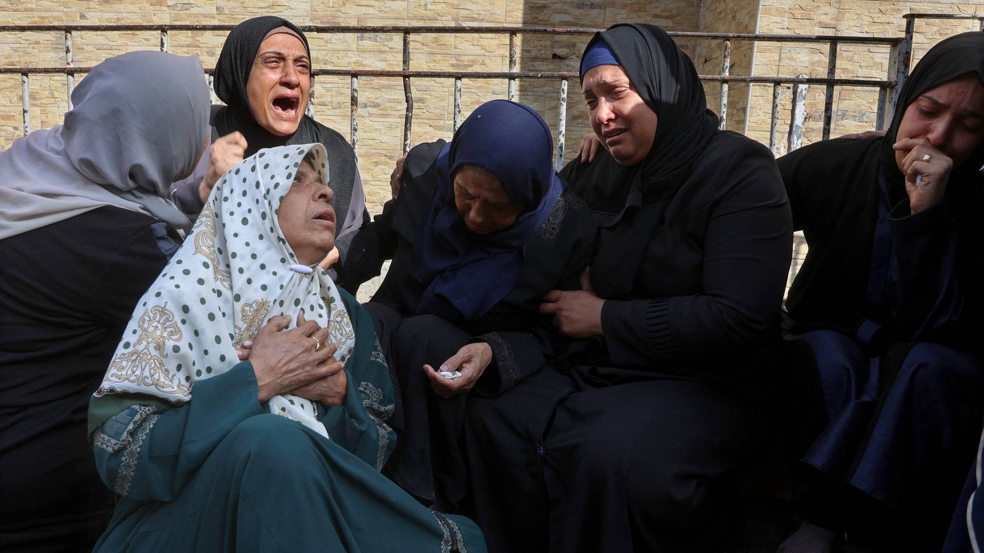 نساء فلسطينيات يودعن أحباءهن بمدينة غزة