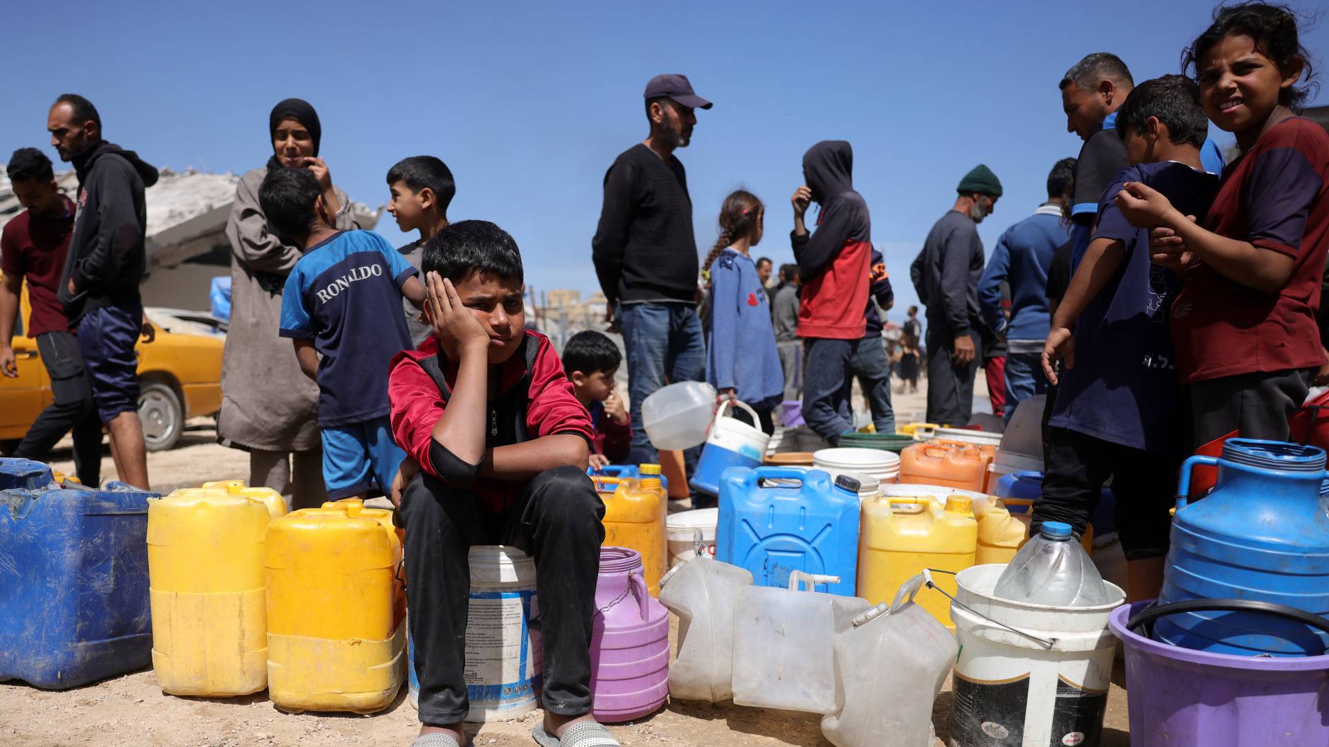 أطفال في قطاع غزة يحاولون الحصول على ماء صالح للشرب