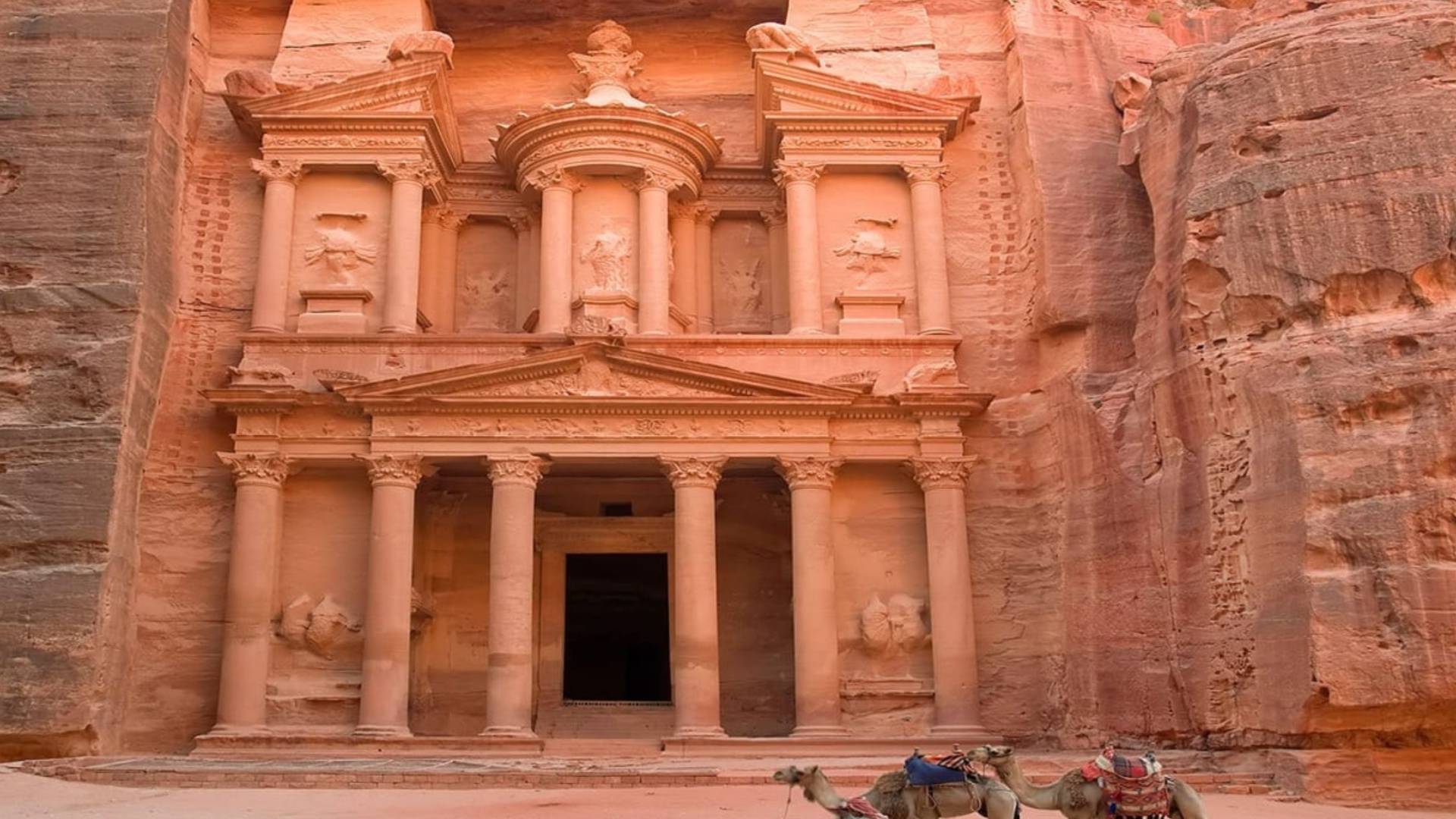 موقع الخزنة في مدينة البترا الأثرية