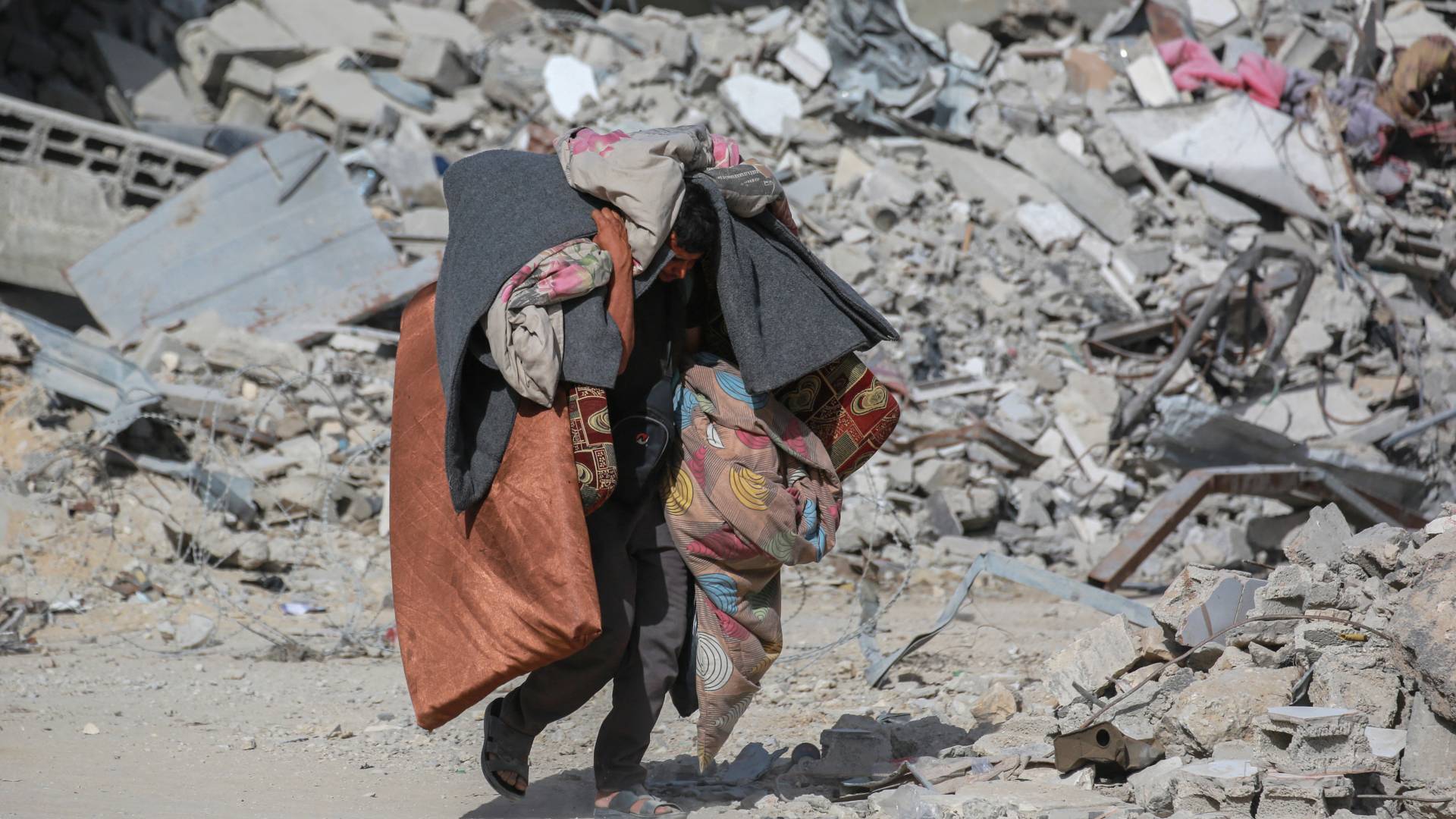 فلسطيني يبحث عن مأوى آمن في قطاع غزة