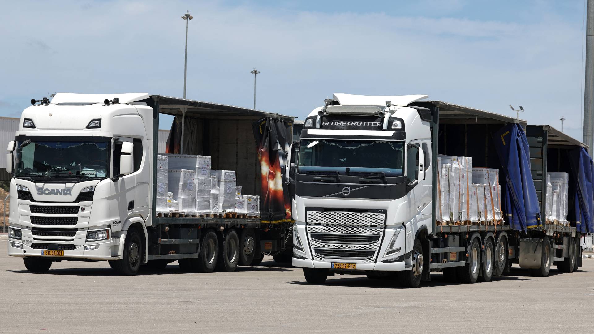 شاحنات تحمل مساعدات تنتظر الدخول إلى قطاع غزة من معبر كرم أبو سالم