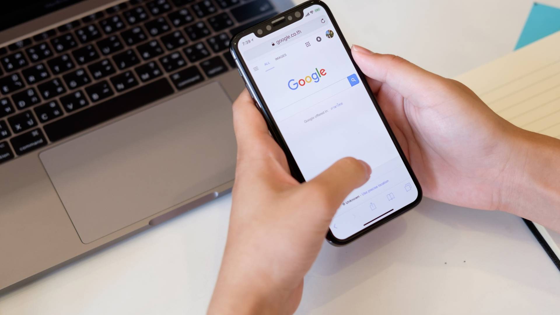 شخص يتخدم محرك البحث جوجل