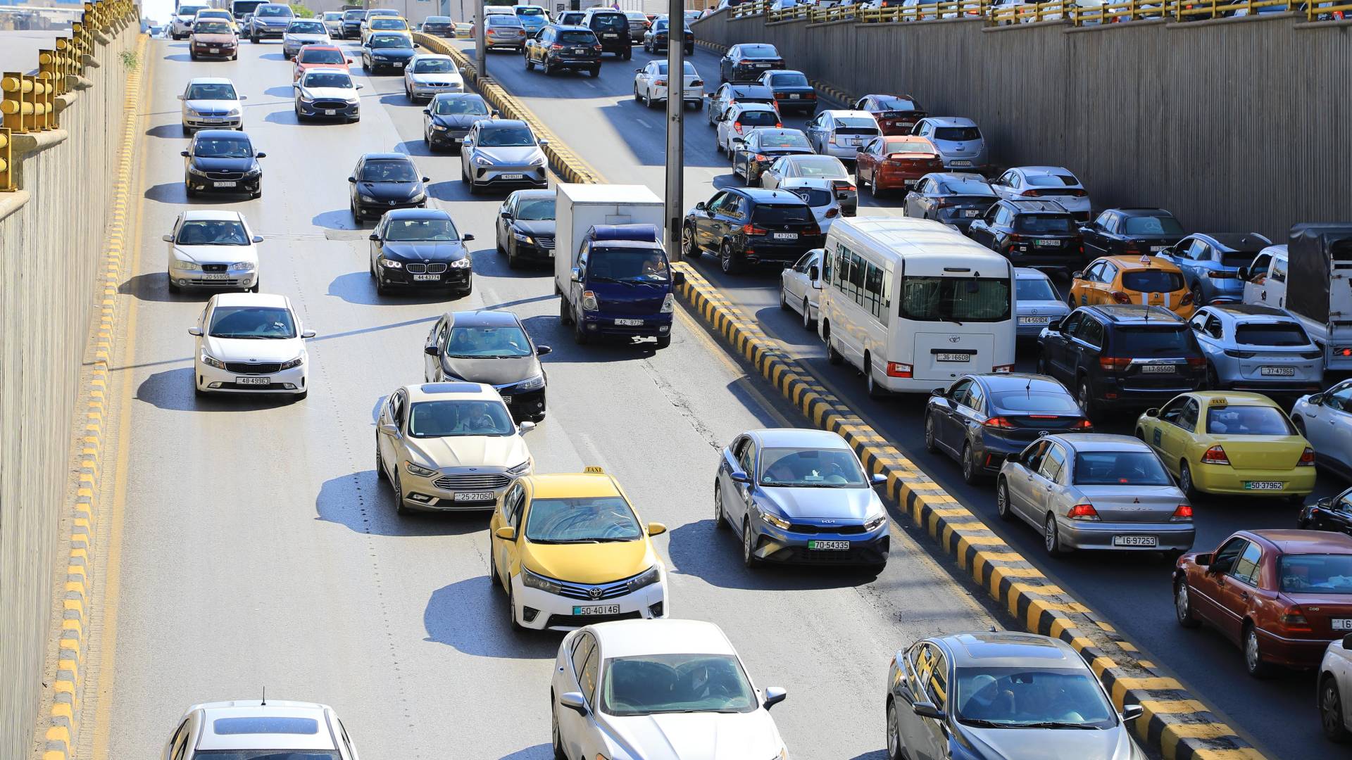 ازدحام مركبات بأحد شوارع عمان