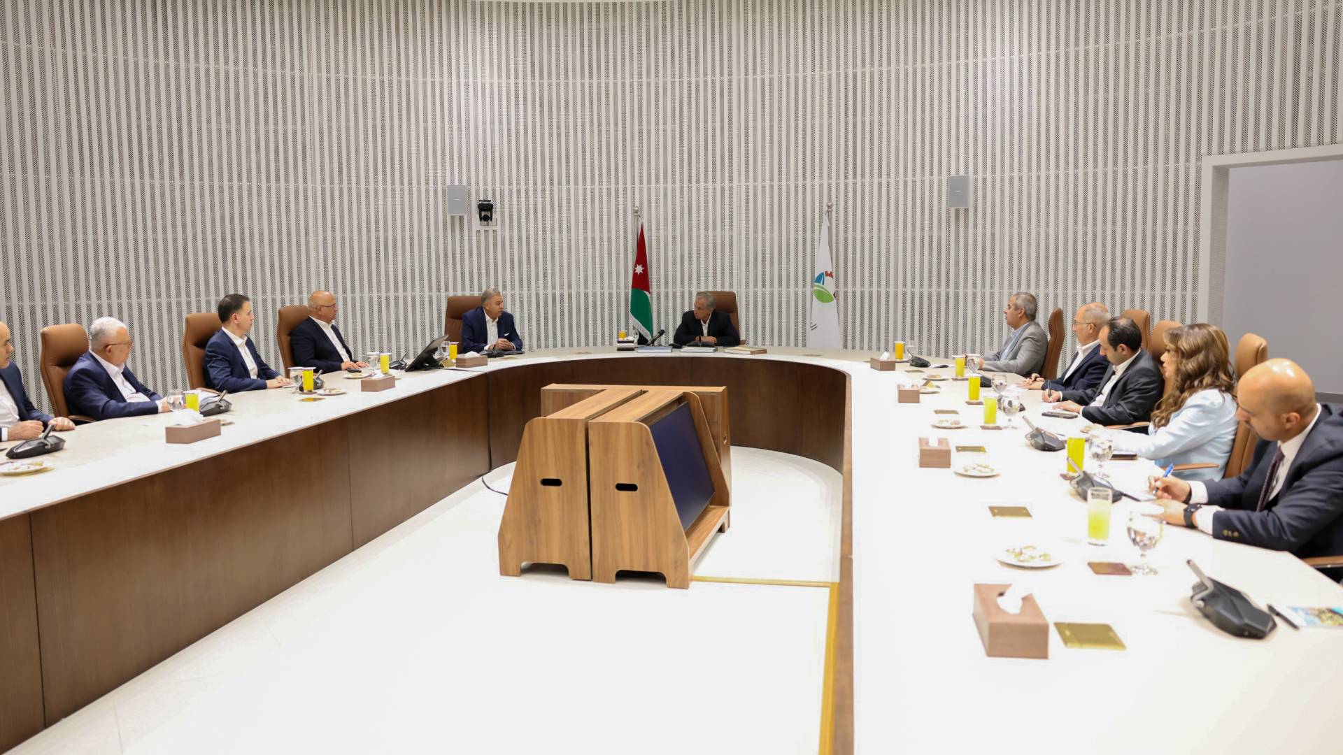 رئيس الوزراء جعفر حسان خلال اجتماعه برئيس مجلس إدارة بشركة البوتاس العربية