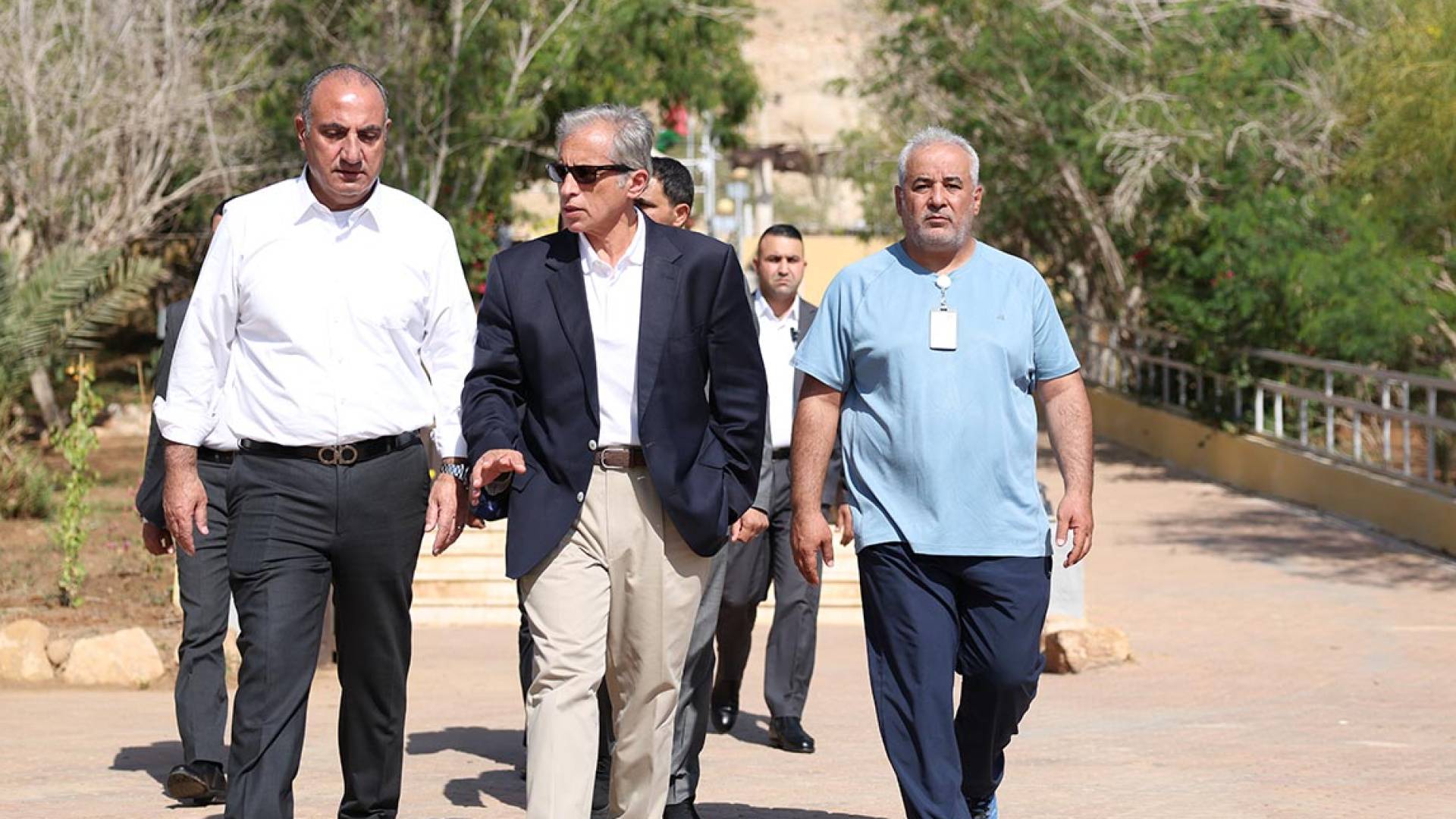 رئيس الوزراء يطلع على سير العمل في مشروع إعادة تأهيل شاطئ عمان السياحي