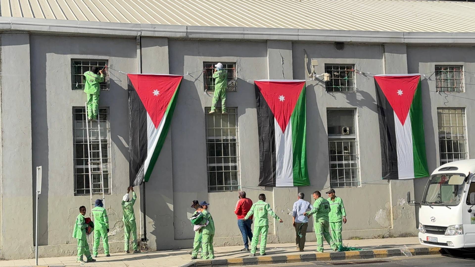 أمانة عمان تزين المباني احتفاء بعيد الاستقلال الـ79