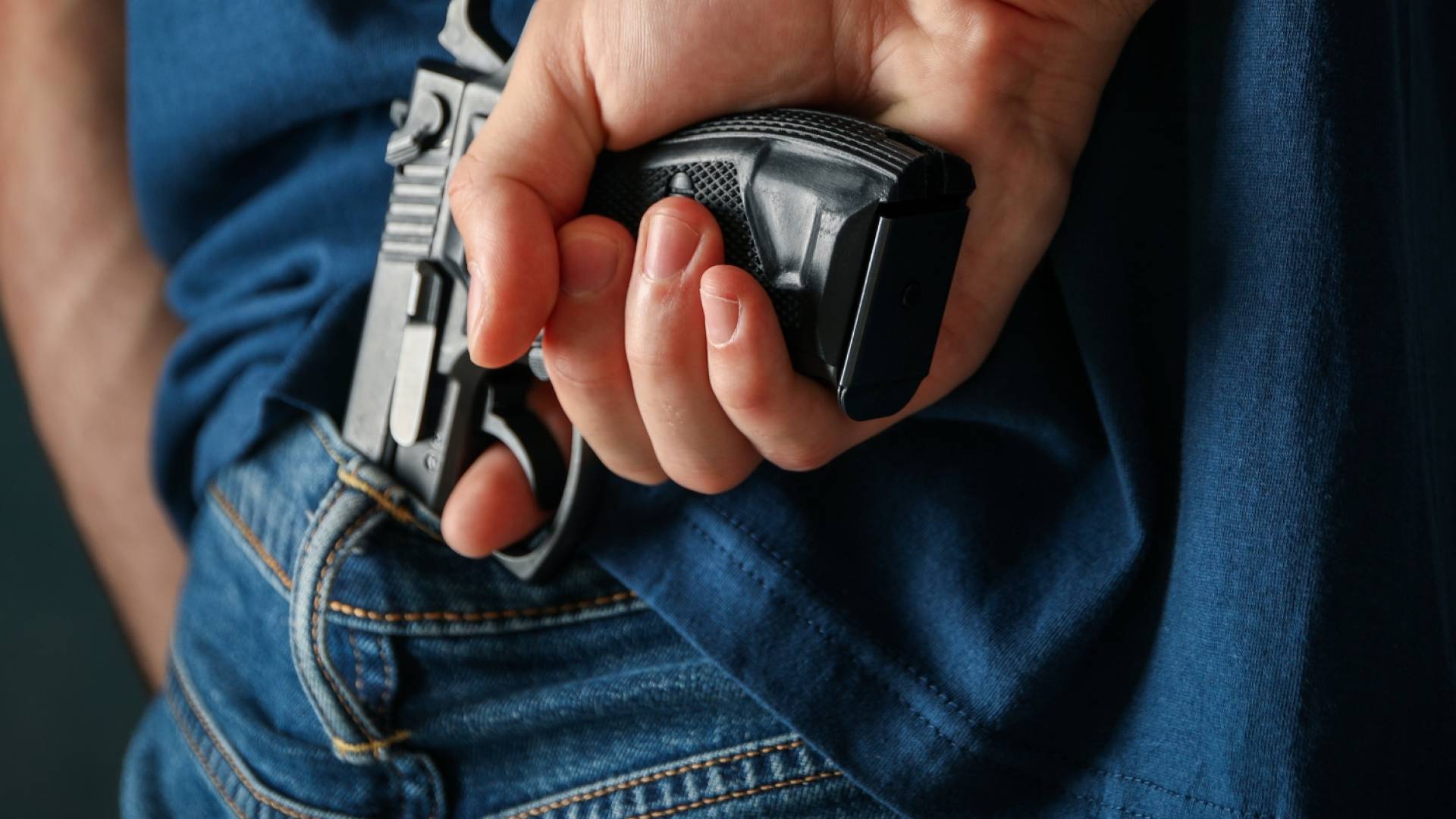 شخص يحمل سلاحا "تعبيرية"