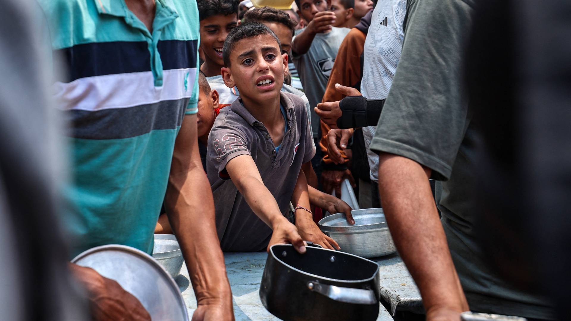 أطفال في غزة يتوافدون للحصول على القليل من الطعام