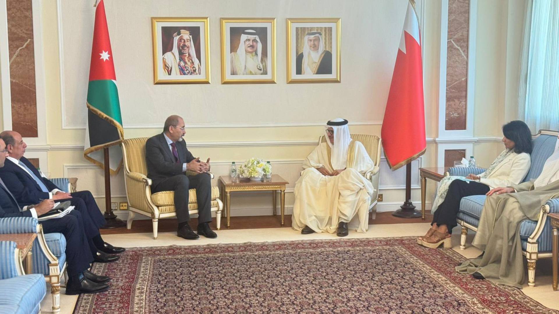 الصفدي يجري مباحثات موسعة مع وزير الخارجية البحريني في المنامة