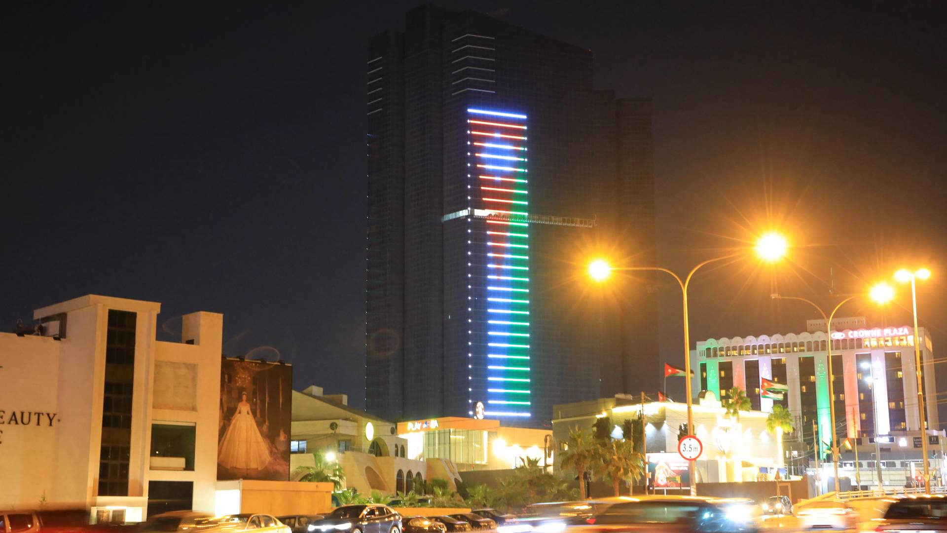 أبراج السادس تتزين بالعلم الأردني احتفالا بعيد الاستقلال الـ79