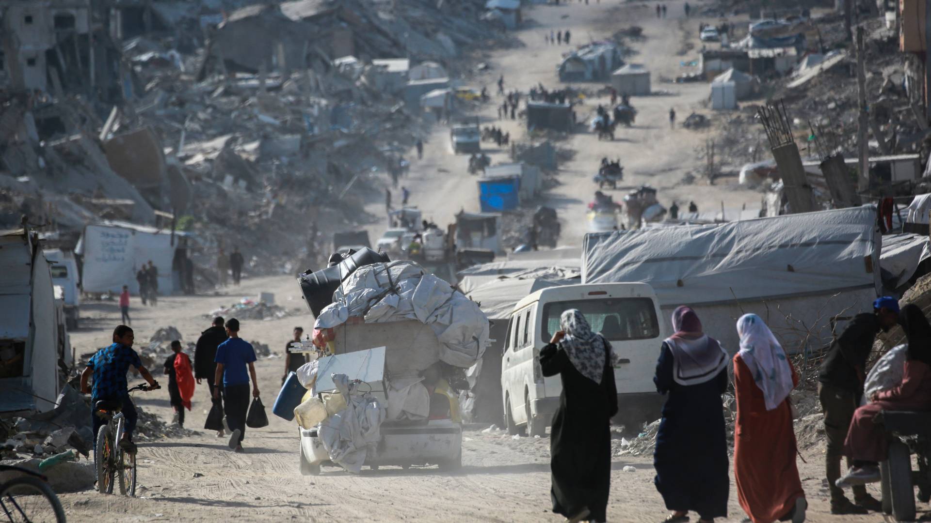 فلسطينيون نازحون من شمال قطاع غزة عبر جباليا باتجاه مدينة غزة