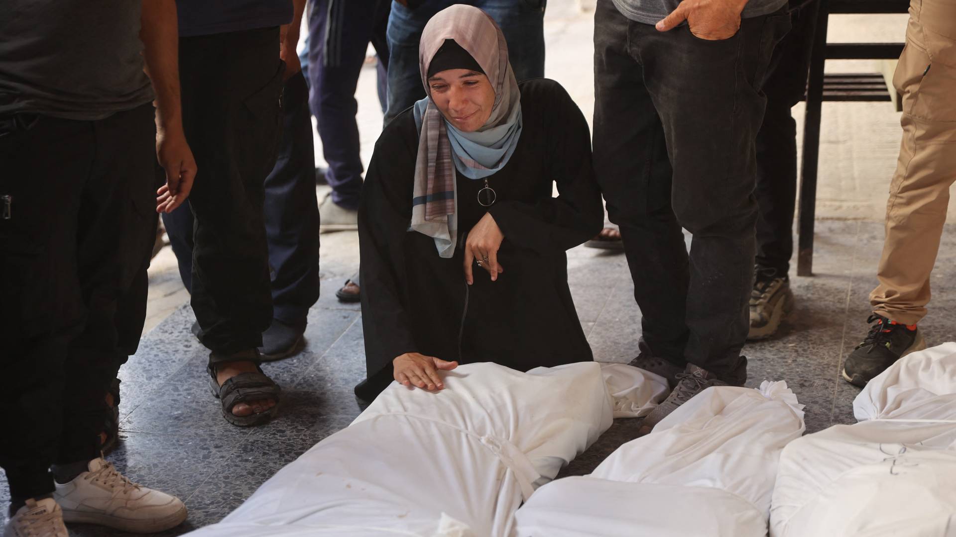 فلسطينية تبكي أفاد من عائلتها في غزة