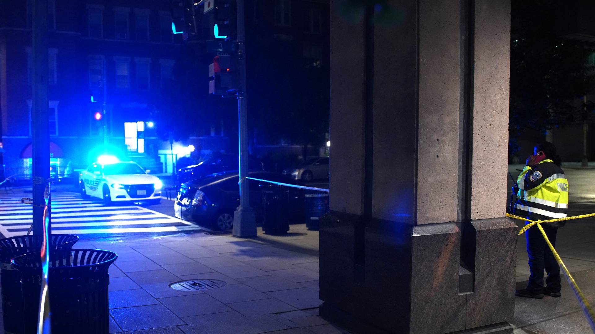 سيارة شرطة بالقرب من تدمتحف يهودي في واشنطن