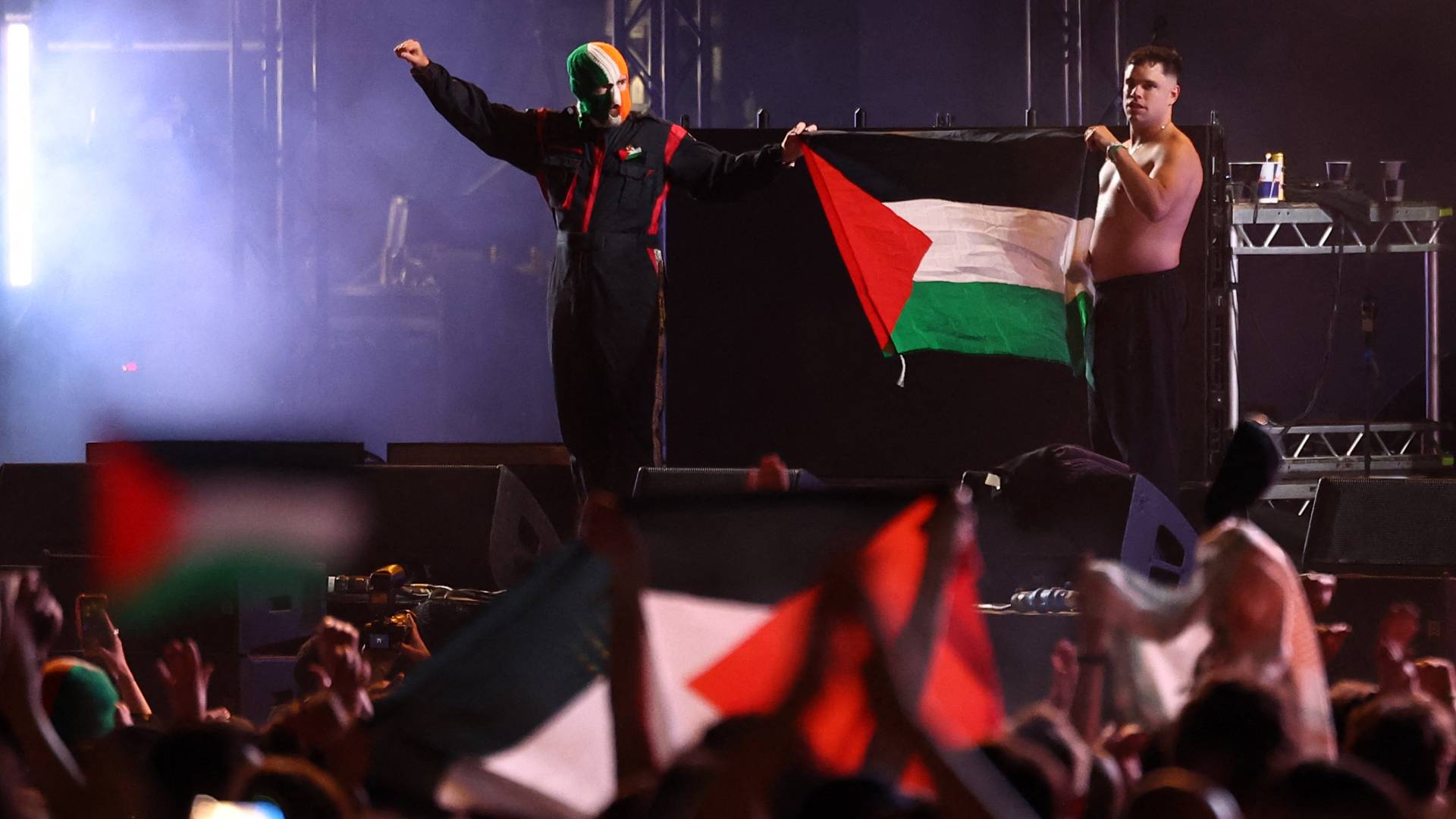 رفع علم حزب الله في إحدى الحفلات