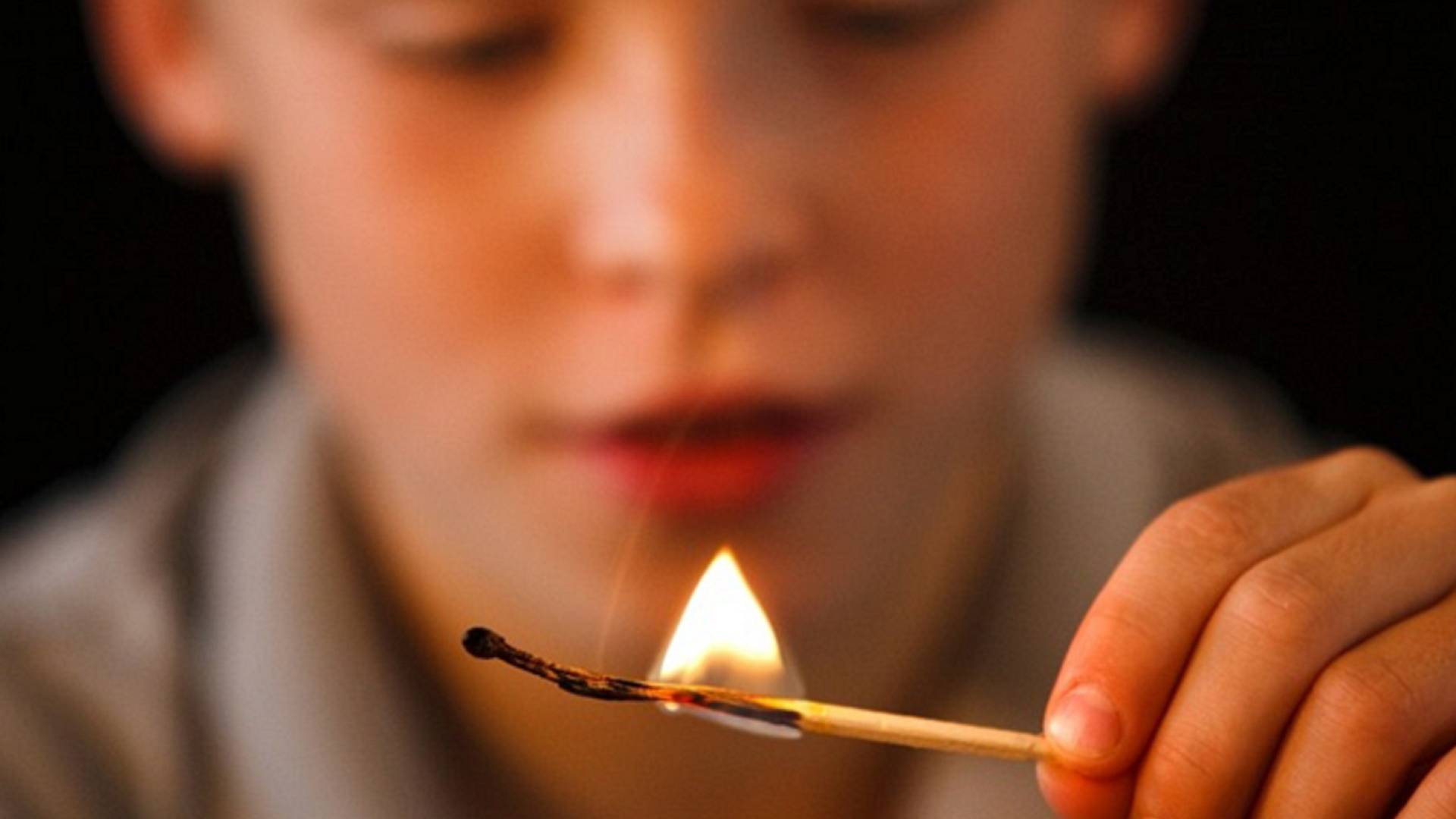 طفل يلعب بالنار