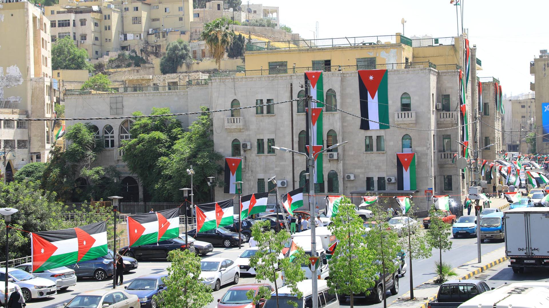 أعلام الأردن تزين شوارع العاصمة عمان