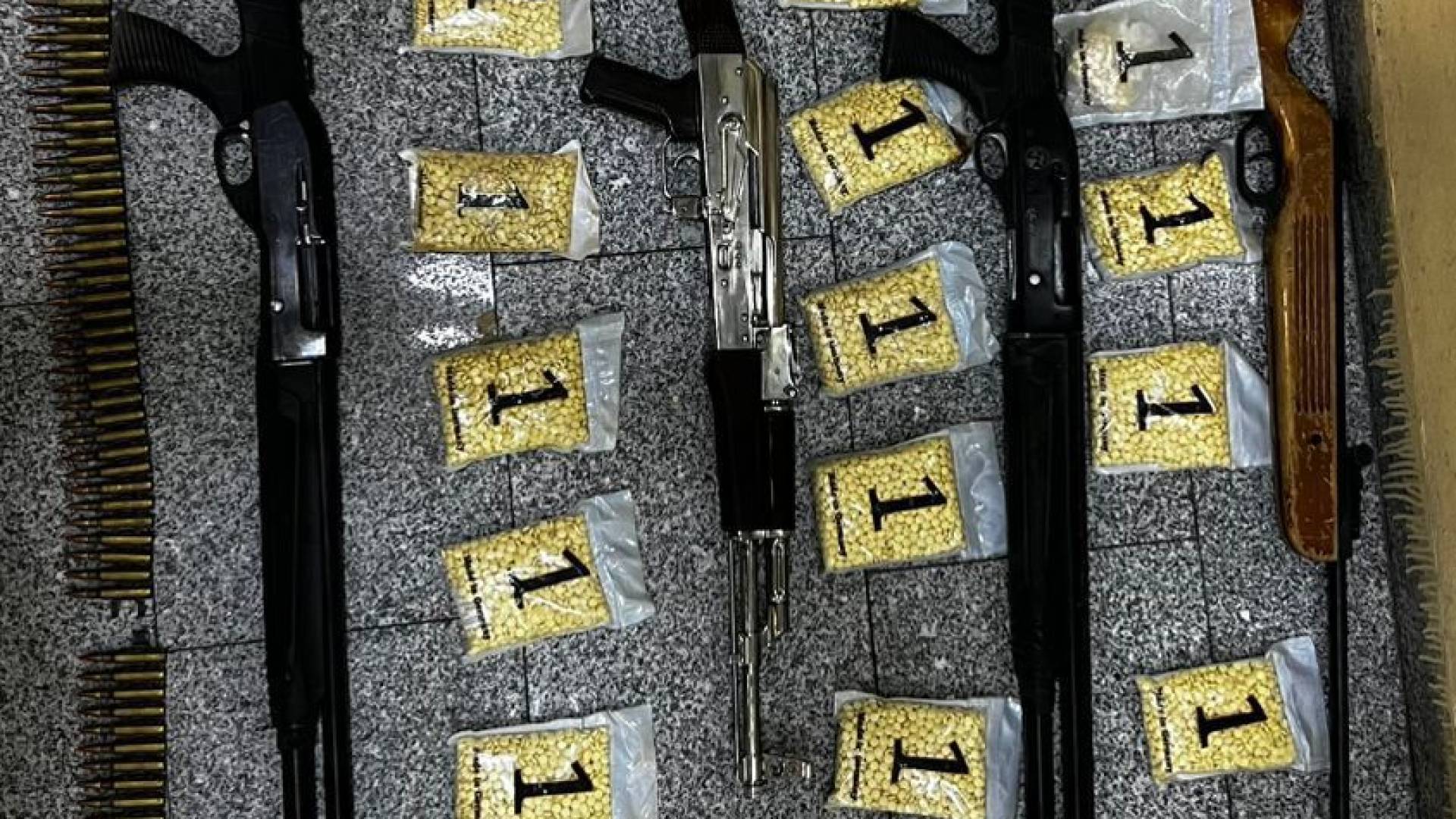 "مكافحة المخدرات" تحبط محاولة تهريب 200 ألف حبة مخدرة داخل إطار مركبة شحن