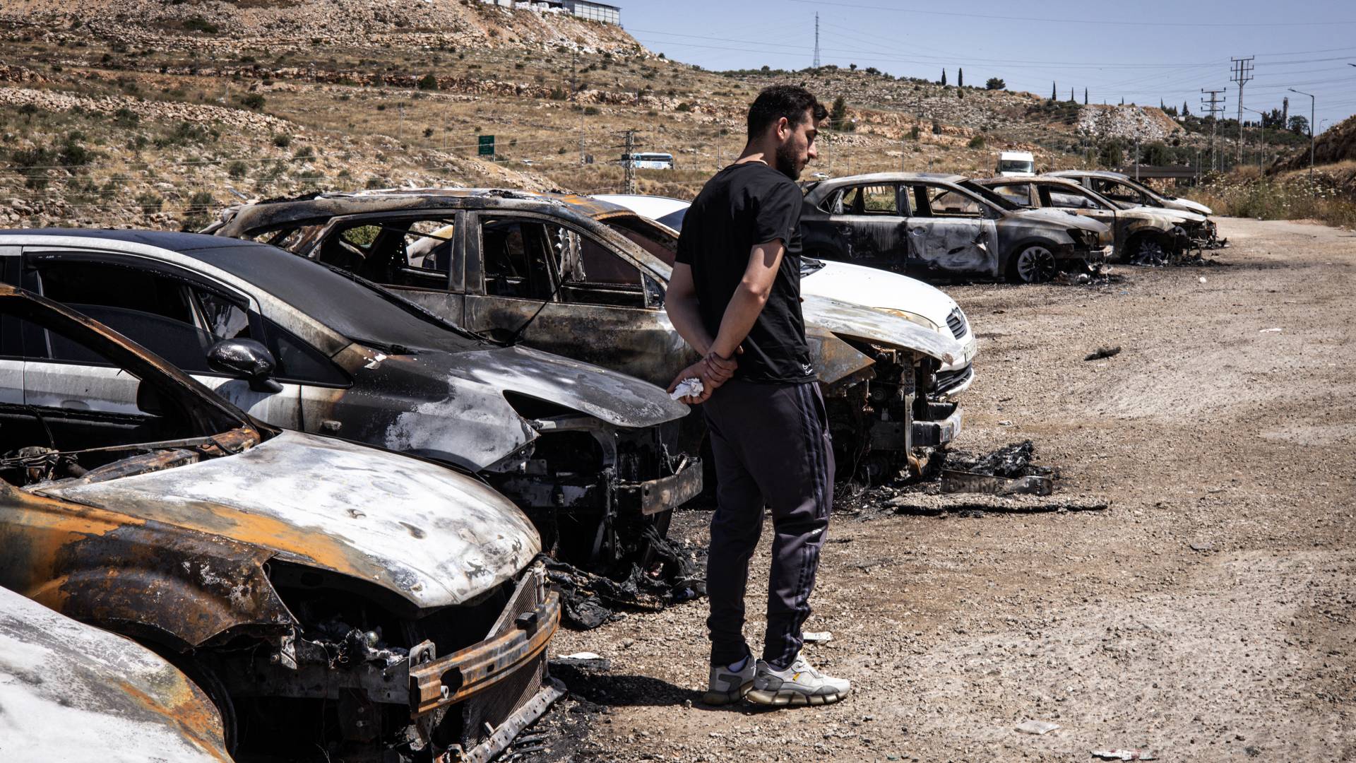 مستوطنون يحرقون مركبات قرب سلفيت في الضفة الغربية المحتلة