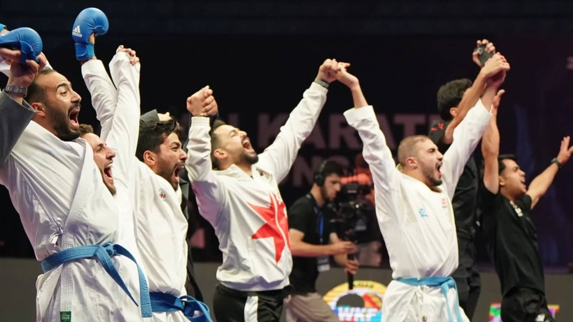 لاعبو المنتخب الوطني يحتفلون بالفوز