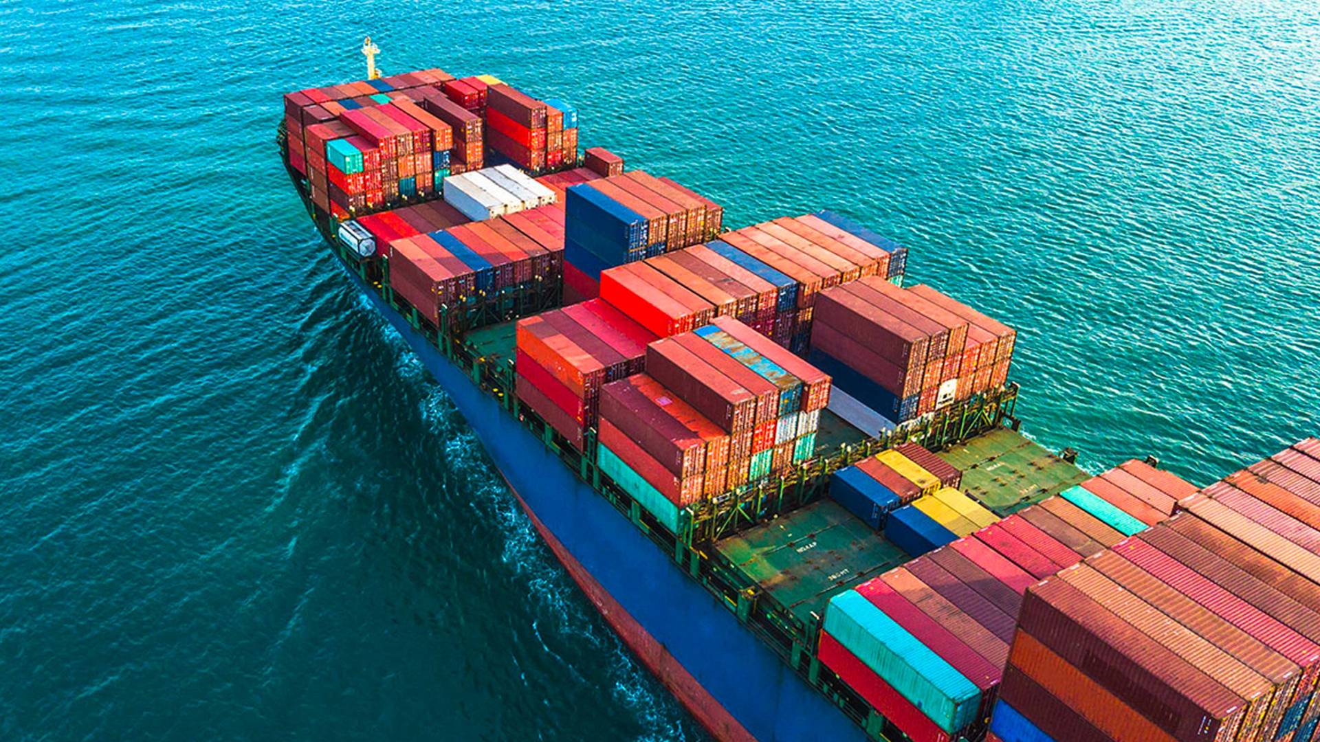 باخرة تنقل حاويات تجارية - تعبيرية