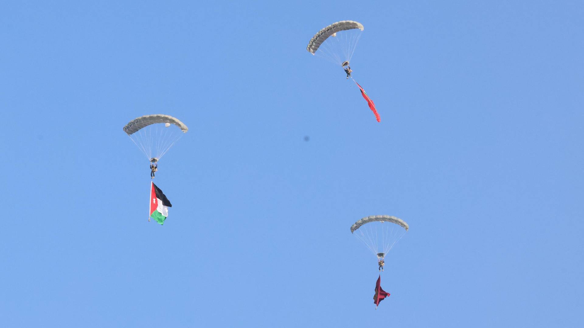 القوات المسلحة الأردنية تنفذ انزالا مظليا بالعلم الأردني.. فيديو