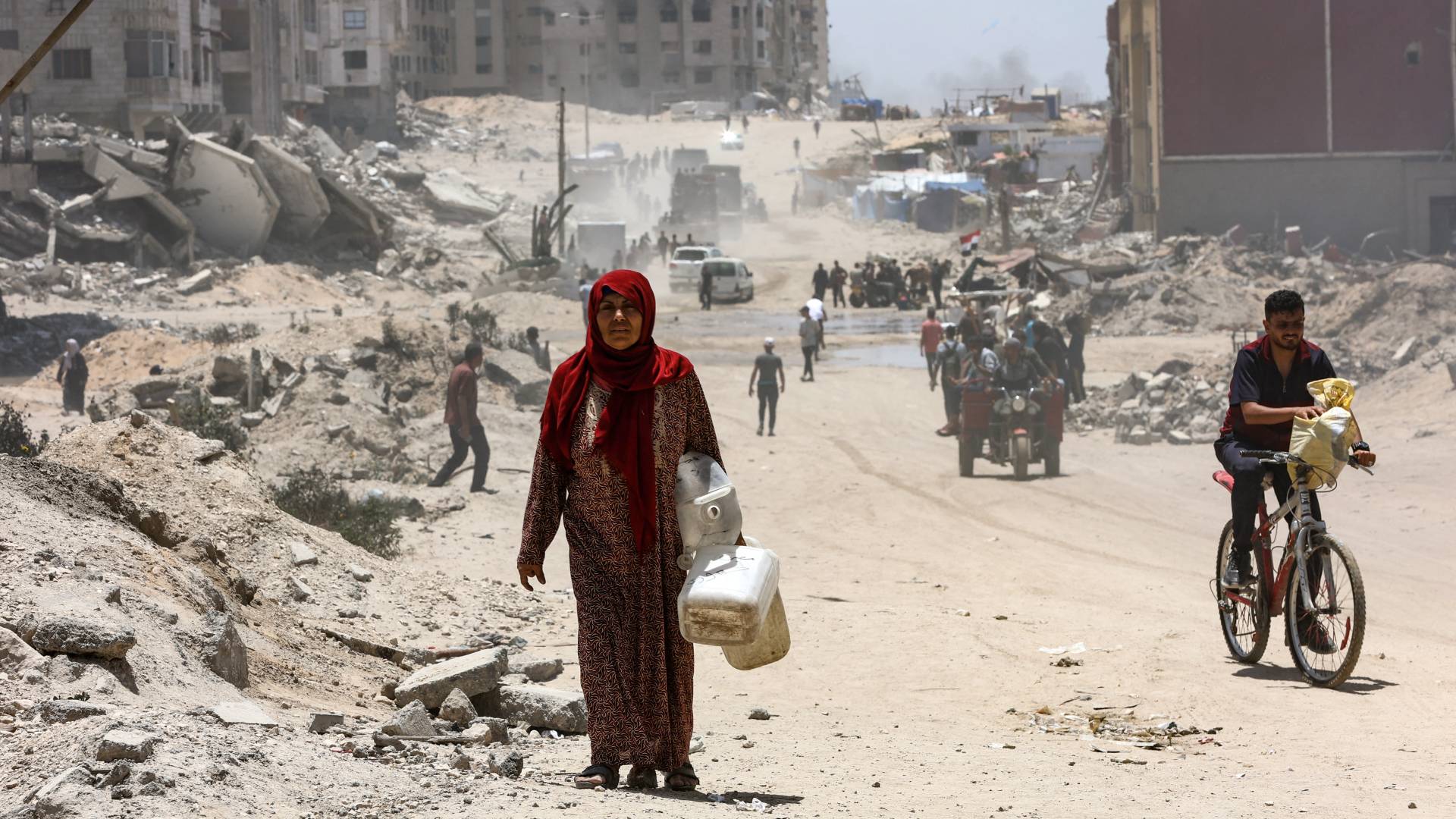 طفل في قطاع غزة يحاول الحصول على الطعام