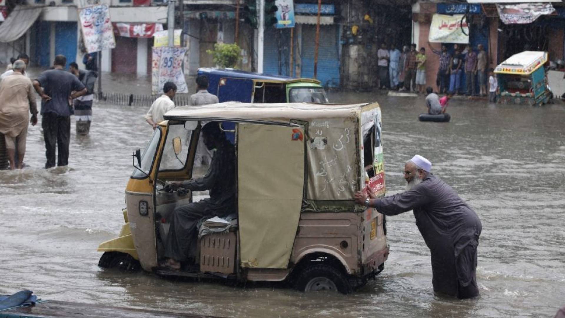 مصرع 18 شخصا وإصابة العشرات جراء أمطار موسمية عنيفة في الباكستان