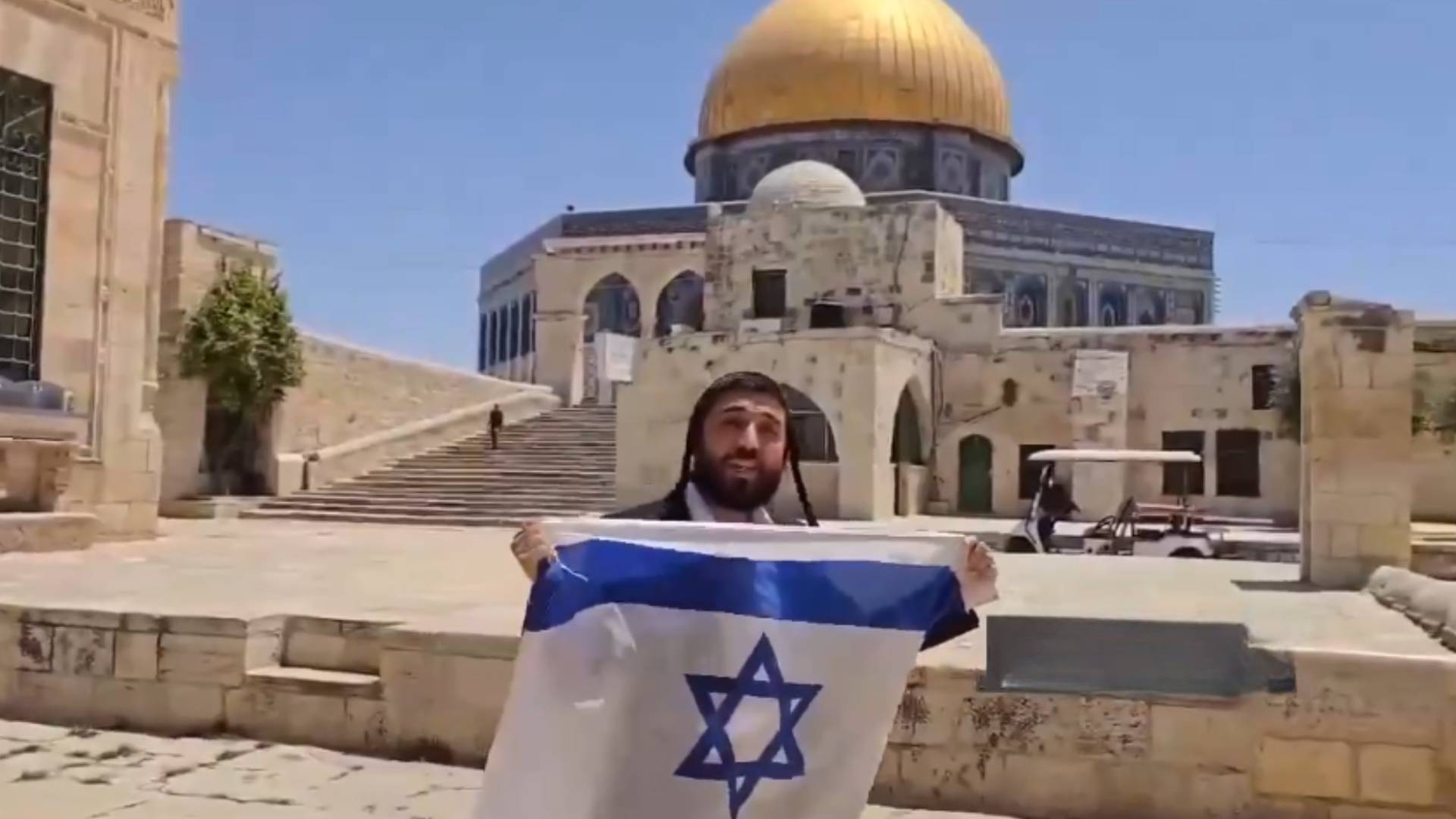 عضو الكنيست المتطرف تسيفي سوكوت يقتحم باحات المسجد الأقصى