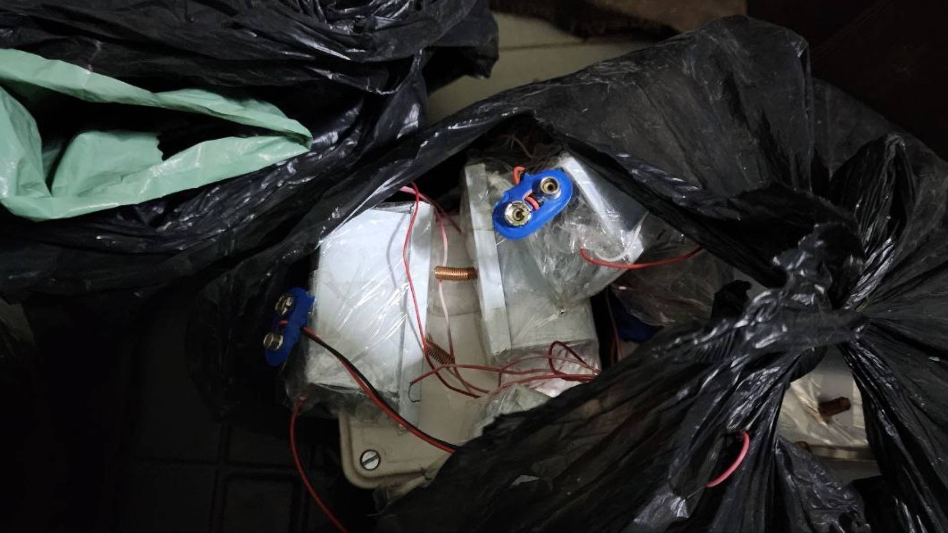 فيديو.. الداخلية السورية: ضبط عبوات ناسفة وسترات انتحارية وذخائر داخل مراكز "لداعش" الإرهابية بريف دمشق