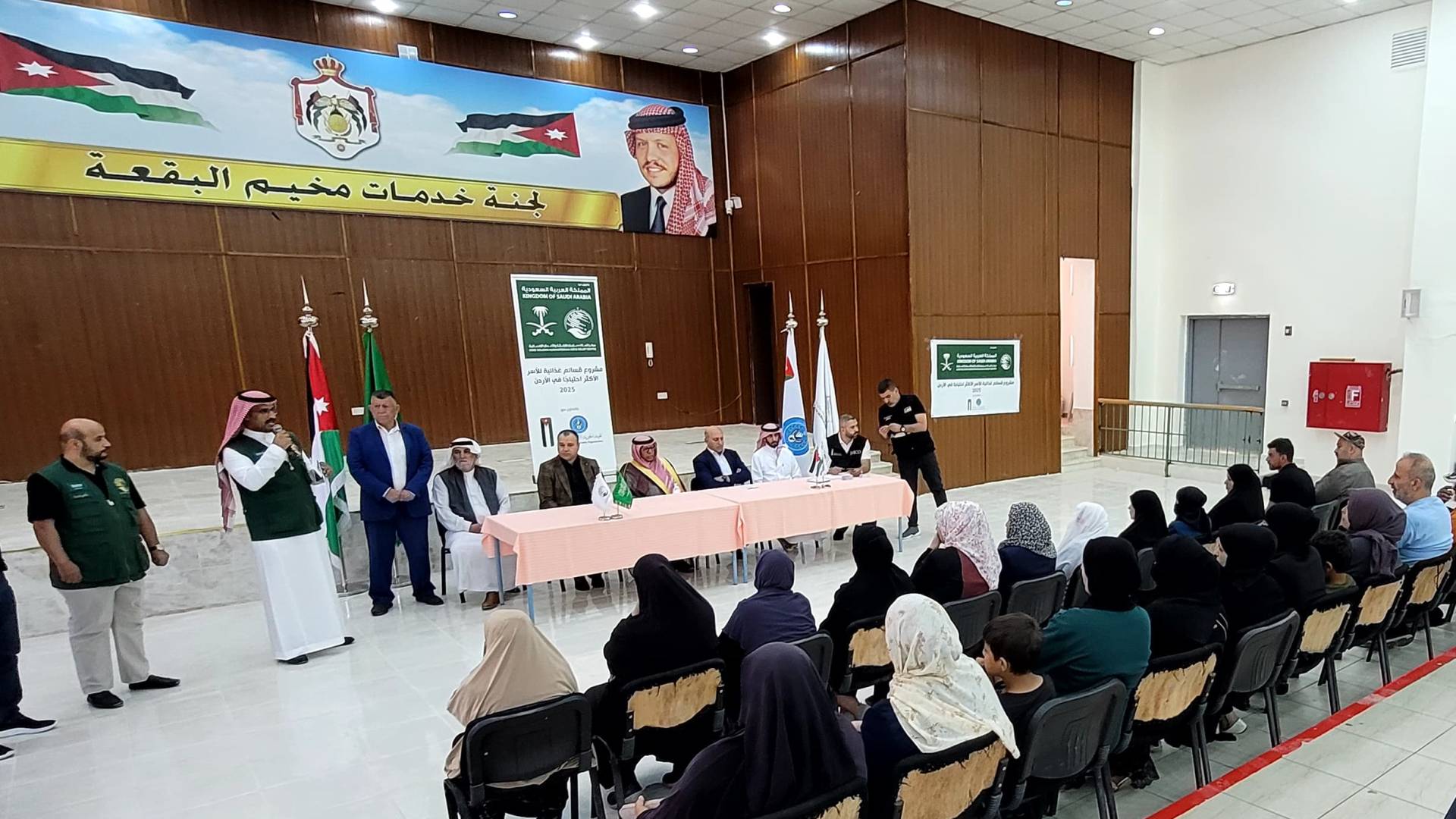 تدشين مشروع المساعدات الغذائية الطارئة في مخيم البقعة