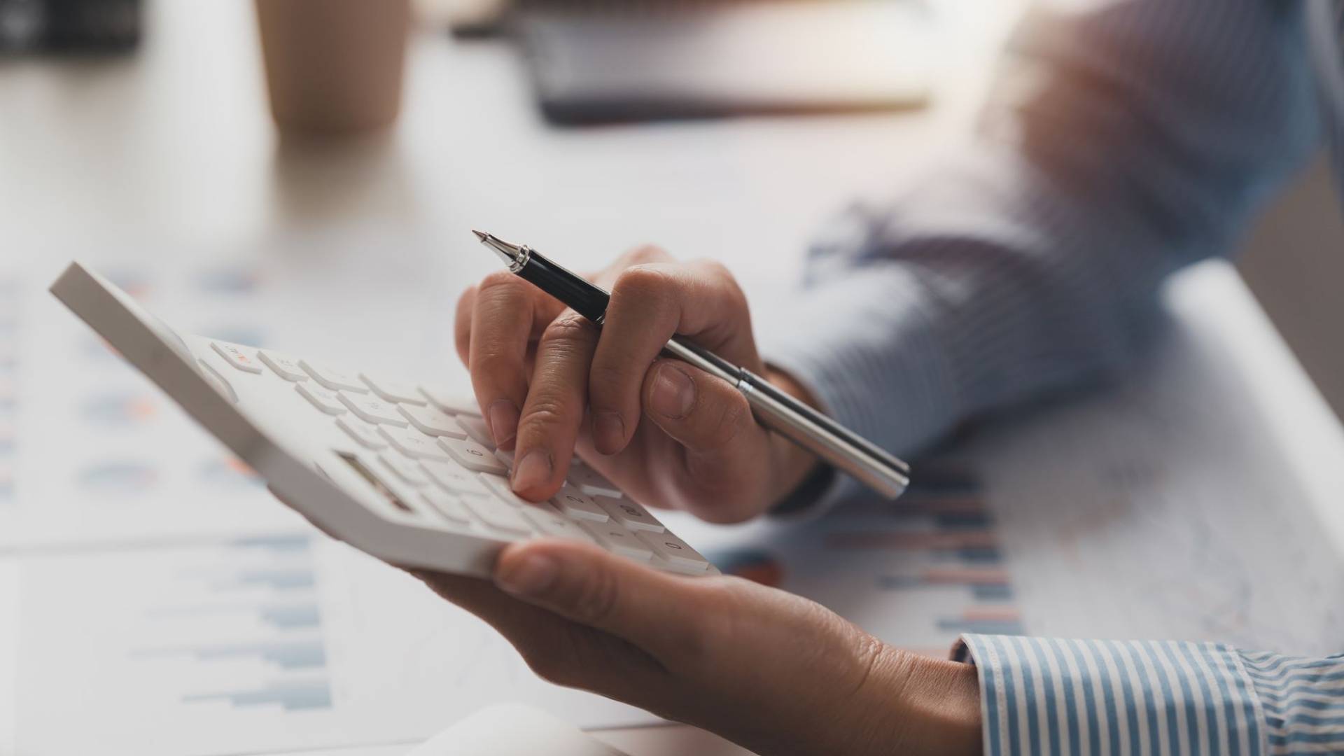 رئيس الوزراء يعمم بالتقيد بالتعامل مع الملتزمين بالفوترة وإصدار الفاتورة إلكترونيا