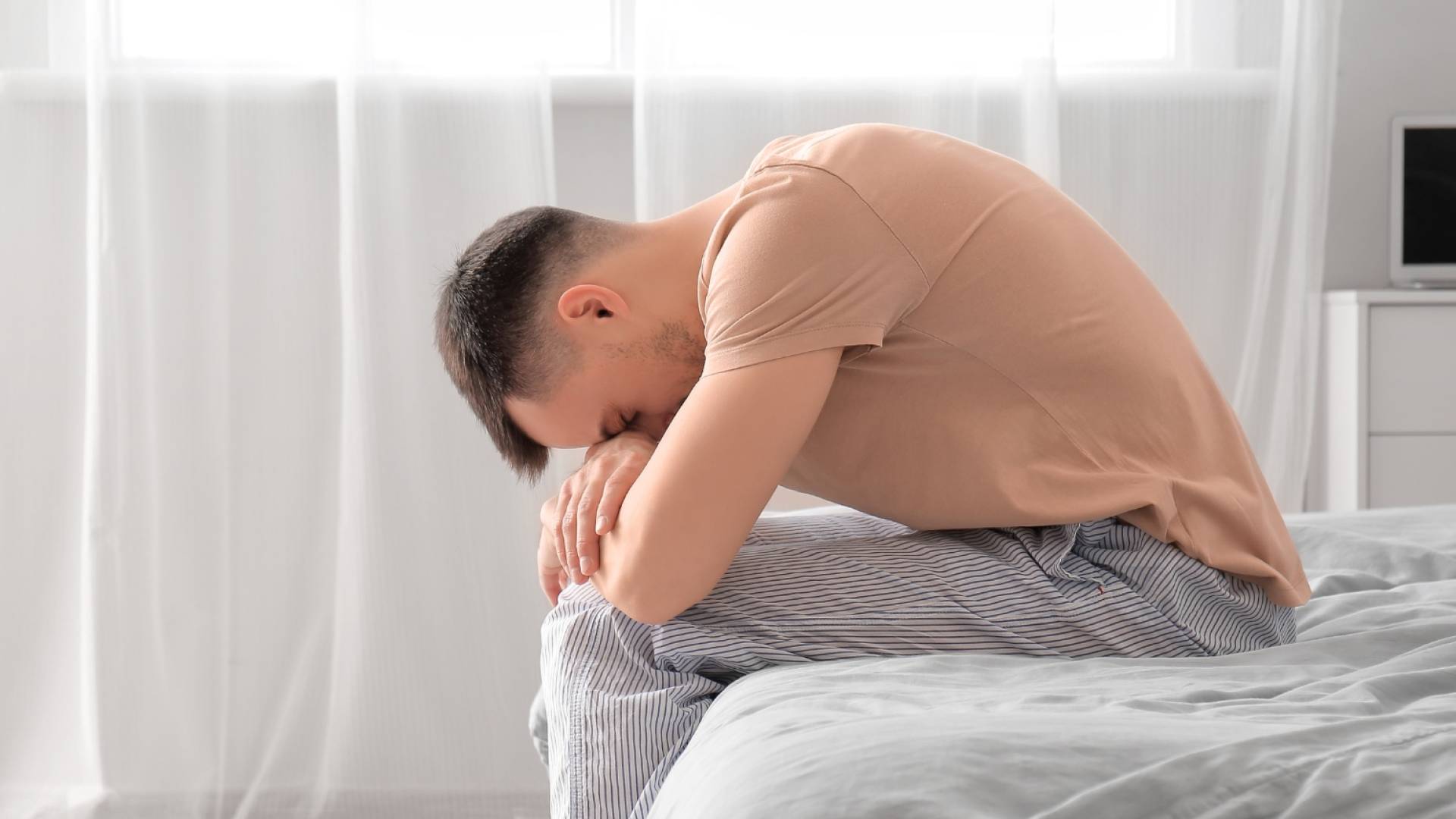 شاب نائم .. تعبرية