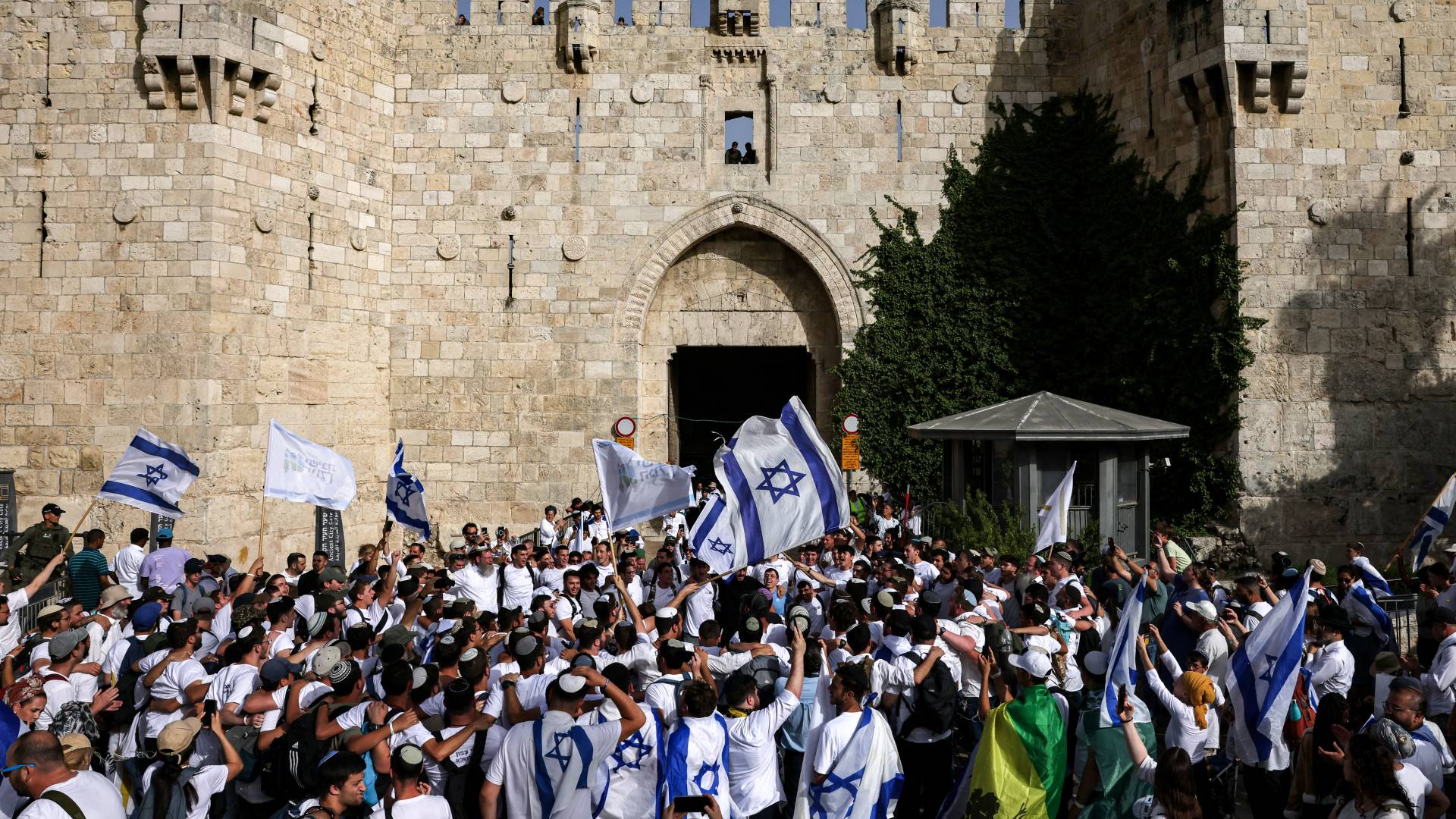 مستوطنون يدنسون البلدة القديمة بالقدس