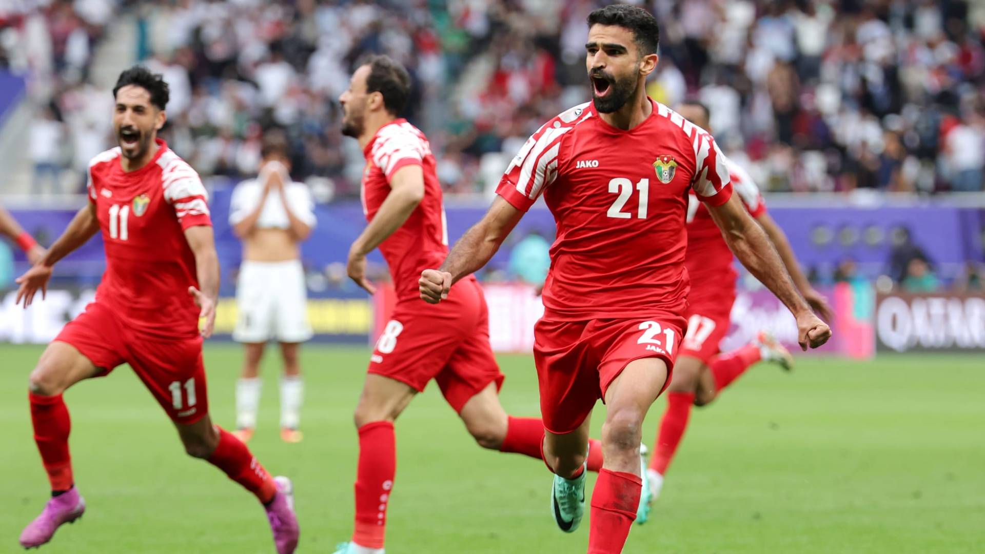 لاعب المنتخب الوطني نزار الرشدان يحتفل بهدف سابق في مرمى العراق