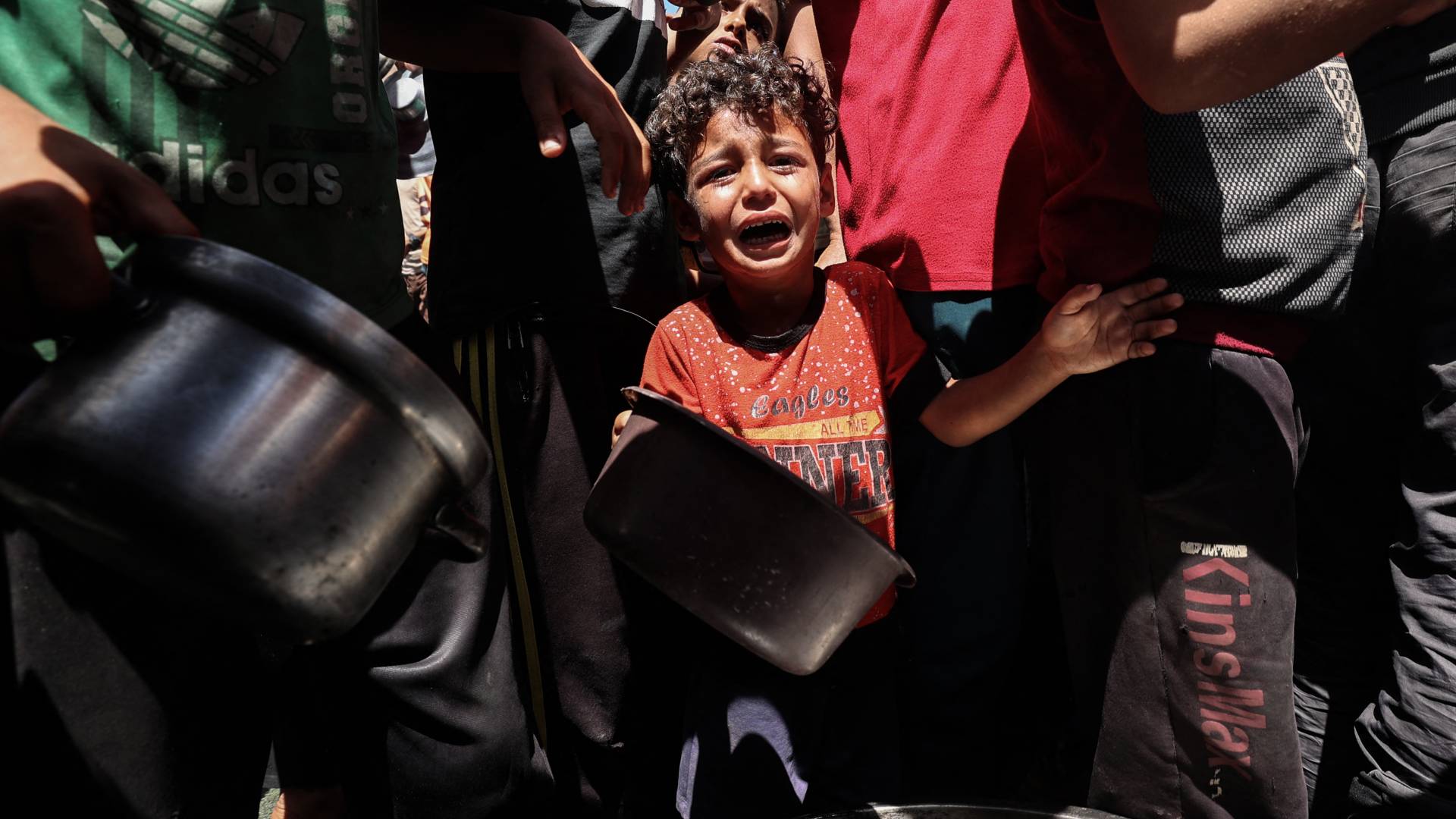 طفل في قطاع غزة يبكي جوعا في انتظار الحصول على القليل من الطعام