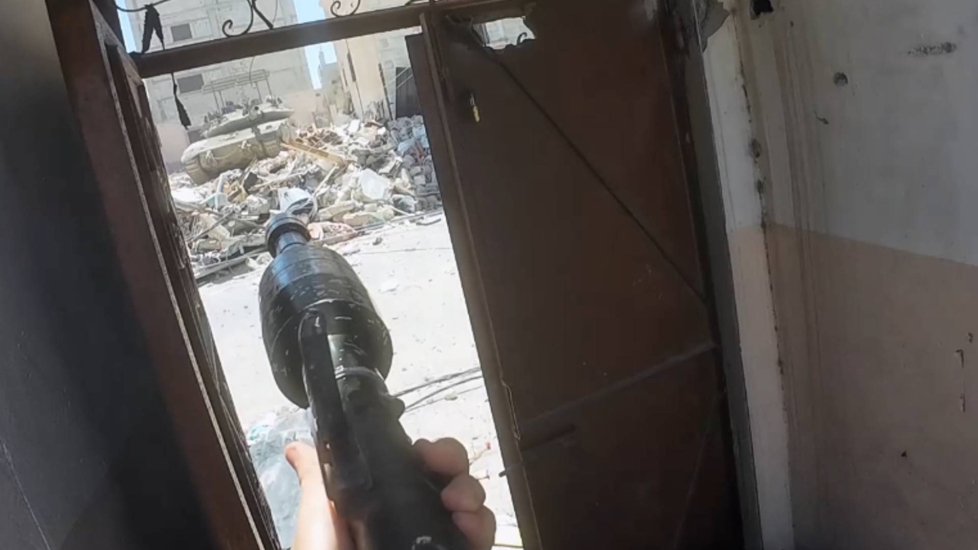 أحد عناصر القسام يستهدف دبابة "أرشيفية"