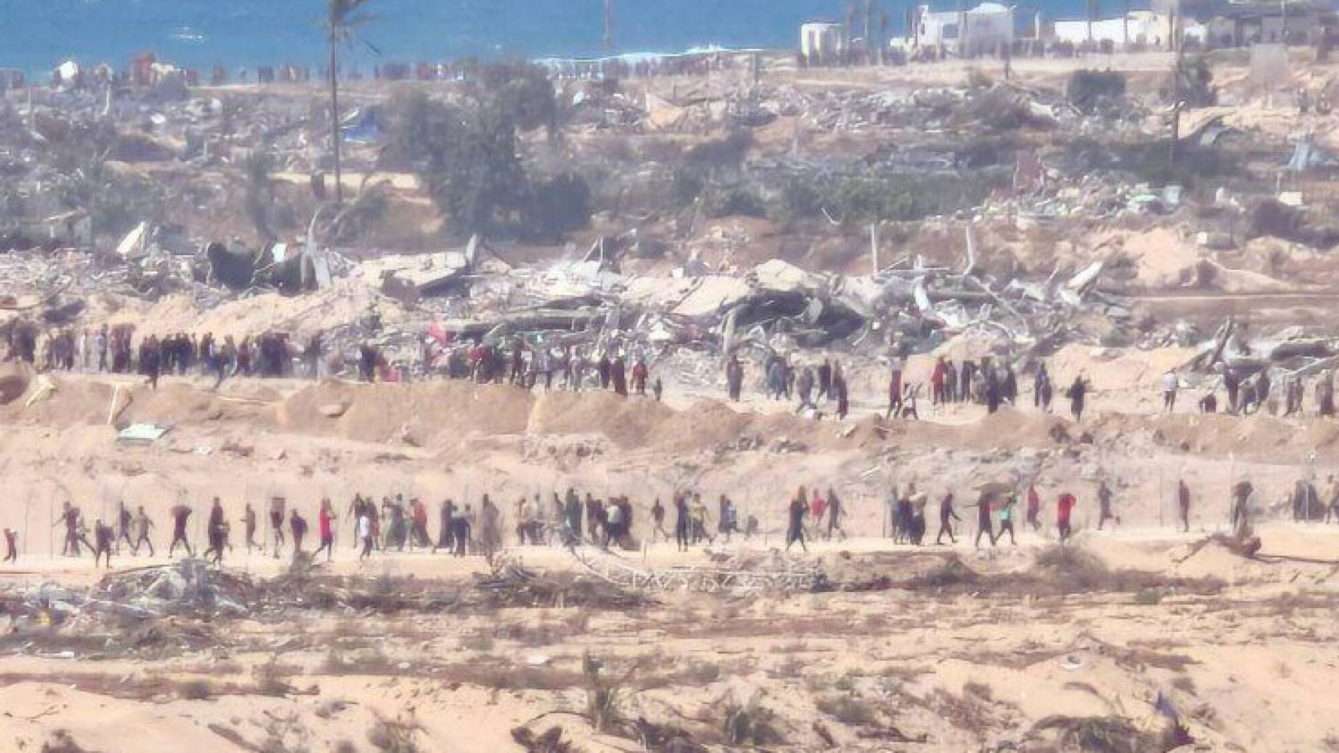 خلال توجه غزيين للحصول على المساعدات