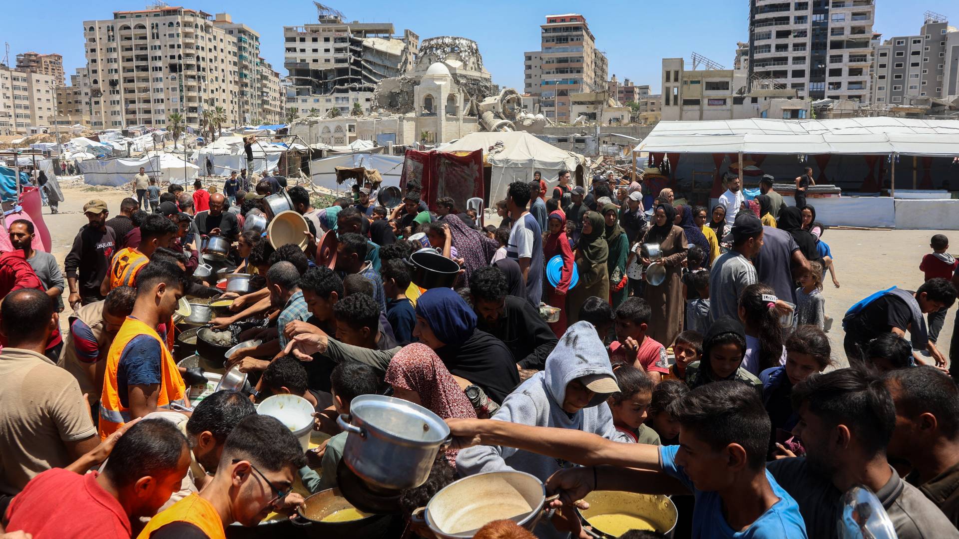 فلسطينيون يتلقون وجبة في مدينة غزة وسط قطاع غزة