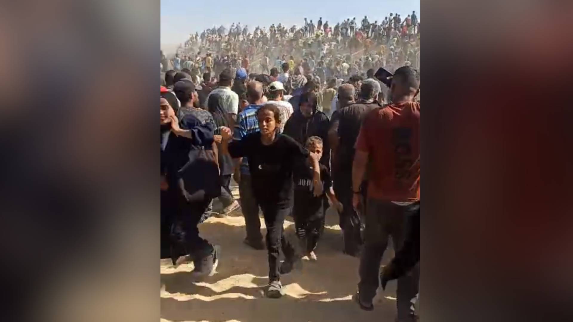 توافد الفلسطينيين لمركز توزيع المساعدات