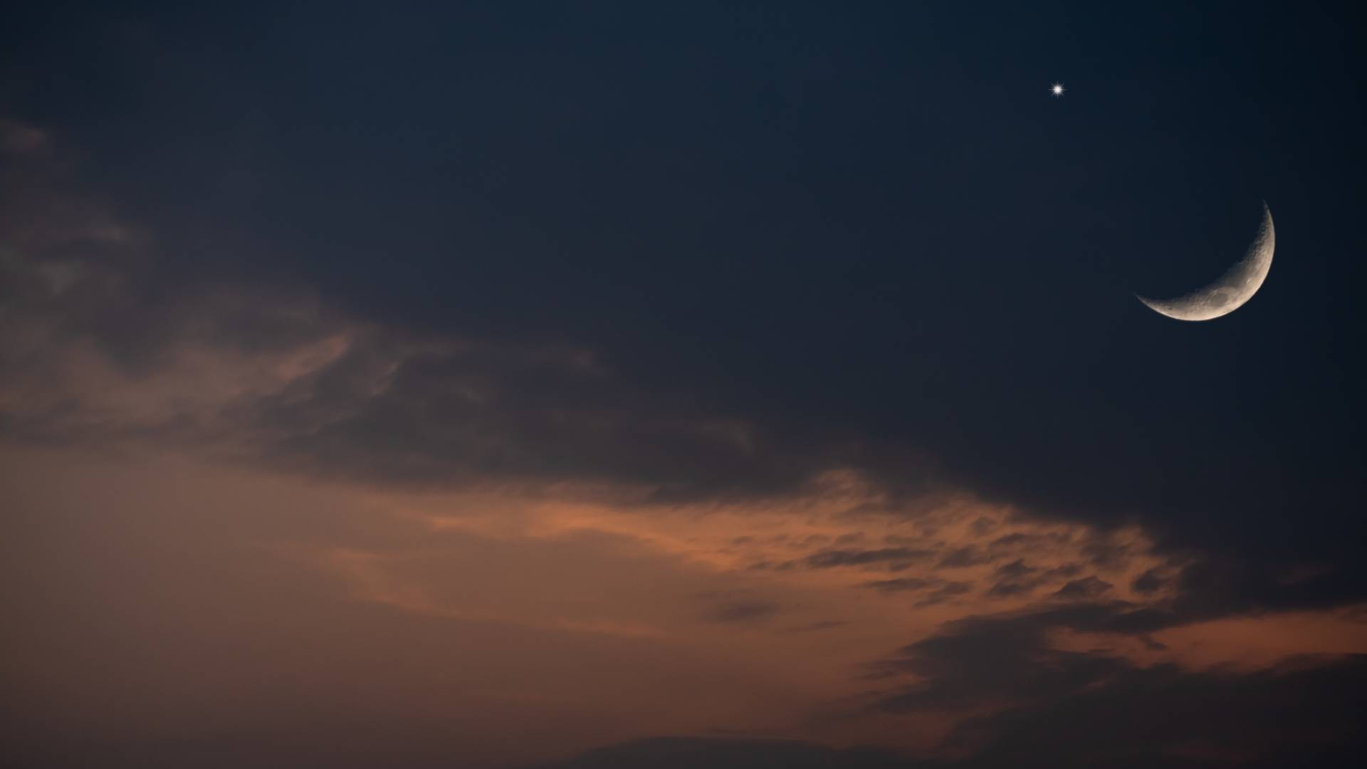 هلال يتوسط السماء