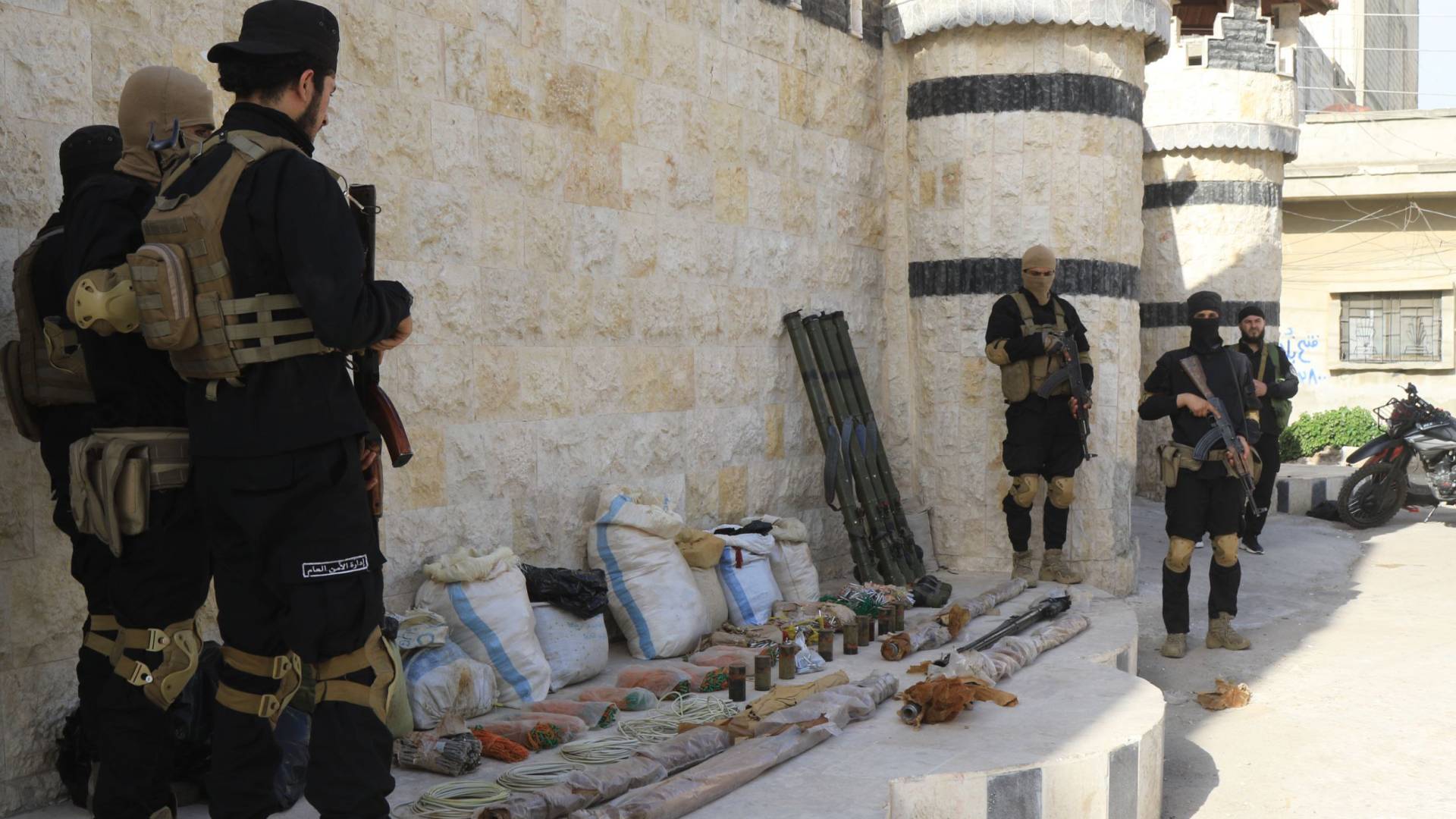 ضبط عبوات ناسفة ومواد متفجرة وأسلحة في حمص