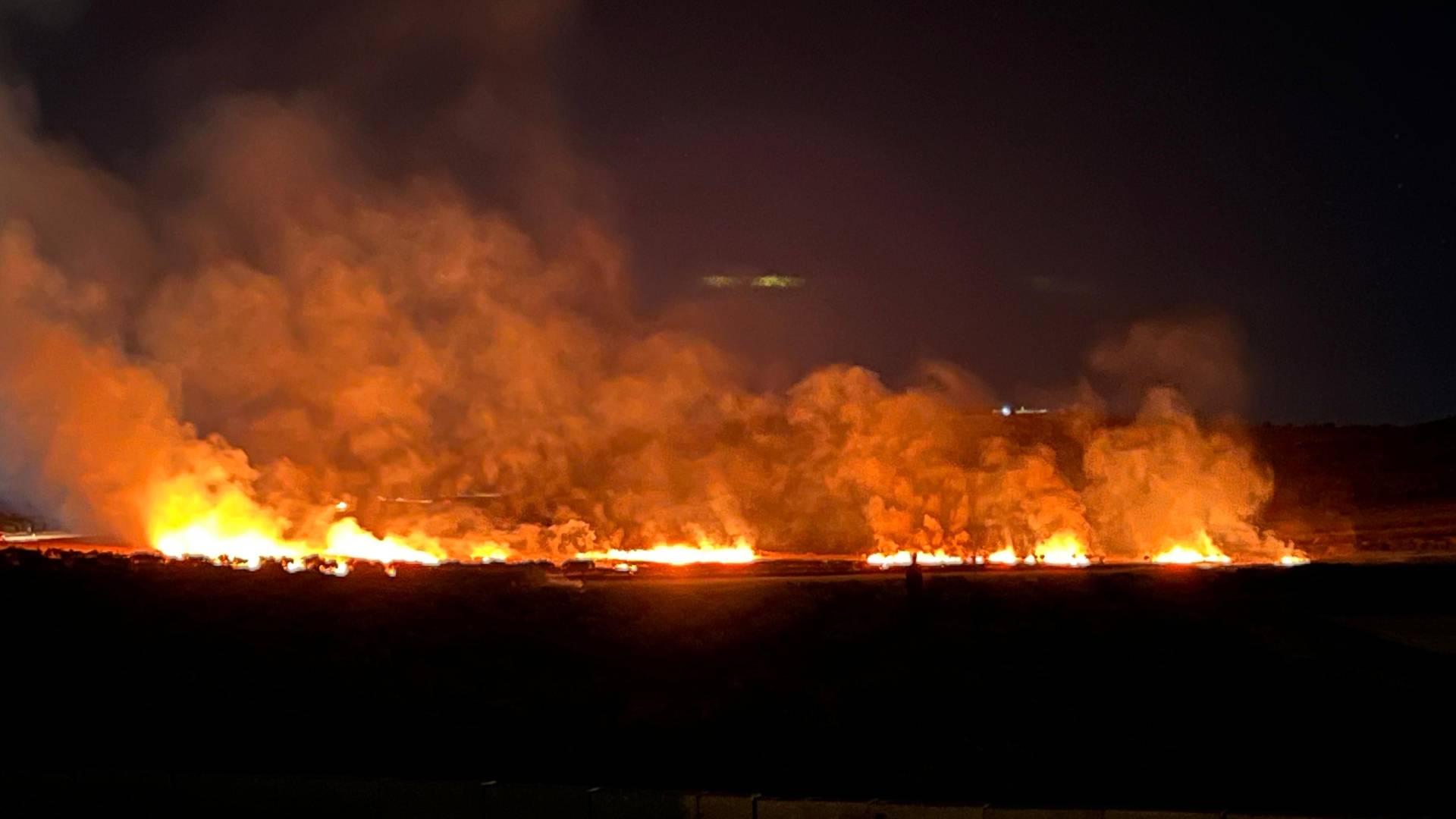 مستوطنون يحرقون أراضي زراعية فلسطينية في قرية المغير شمال شرق رام الله