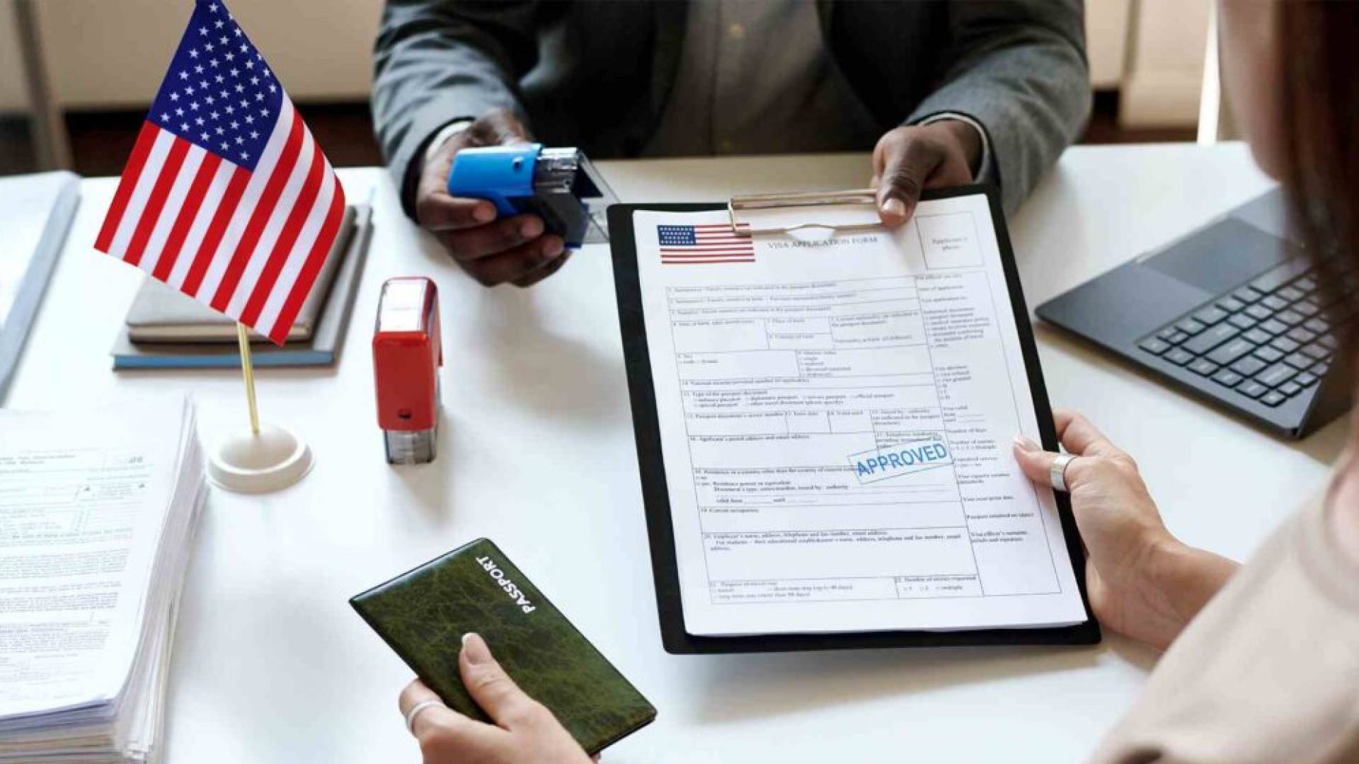 الولايات المتحدة تعلق إصدار تأشيرات الطلاب الأجانب