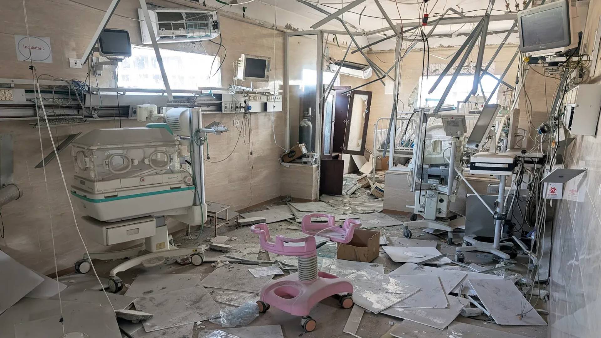 احدى المستشفيات التي تعرضت للدمار بفعل قصف الاحتلال