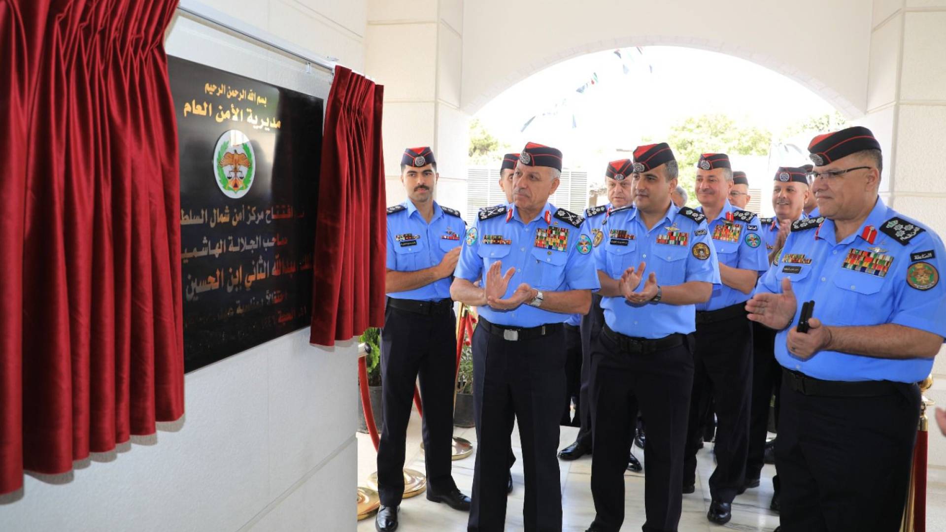 مدير الأمن العام يفتتح مركز أمن شمال السلط وسرية درك غرب معان