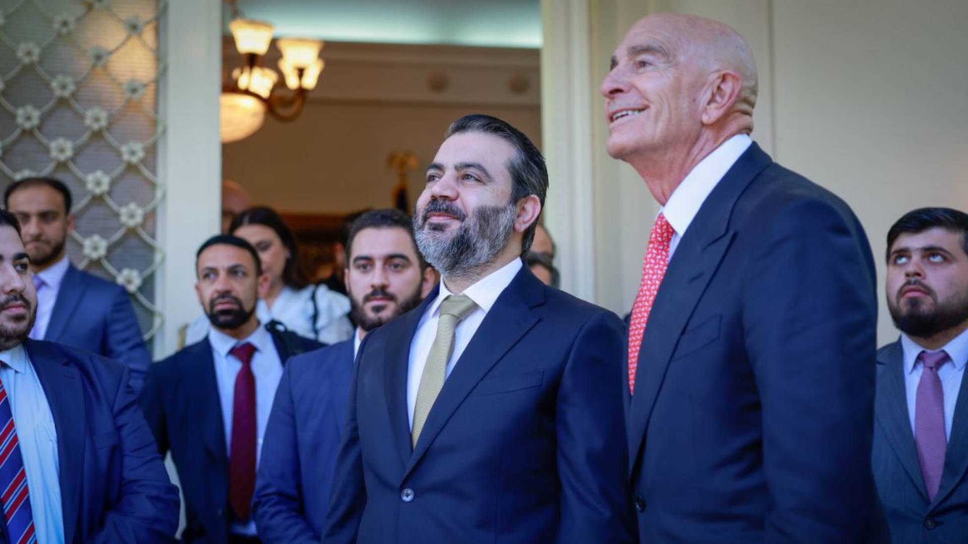 رفع العلم الأمريكي في مقر السكن التابع للسفارة الأمريكية في دمشق