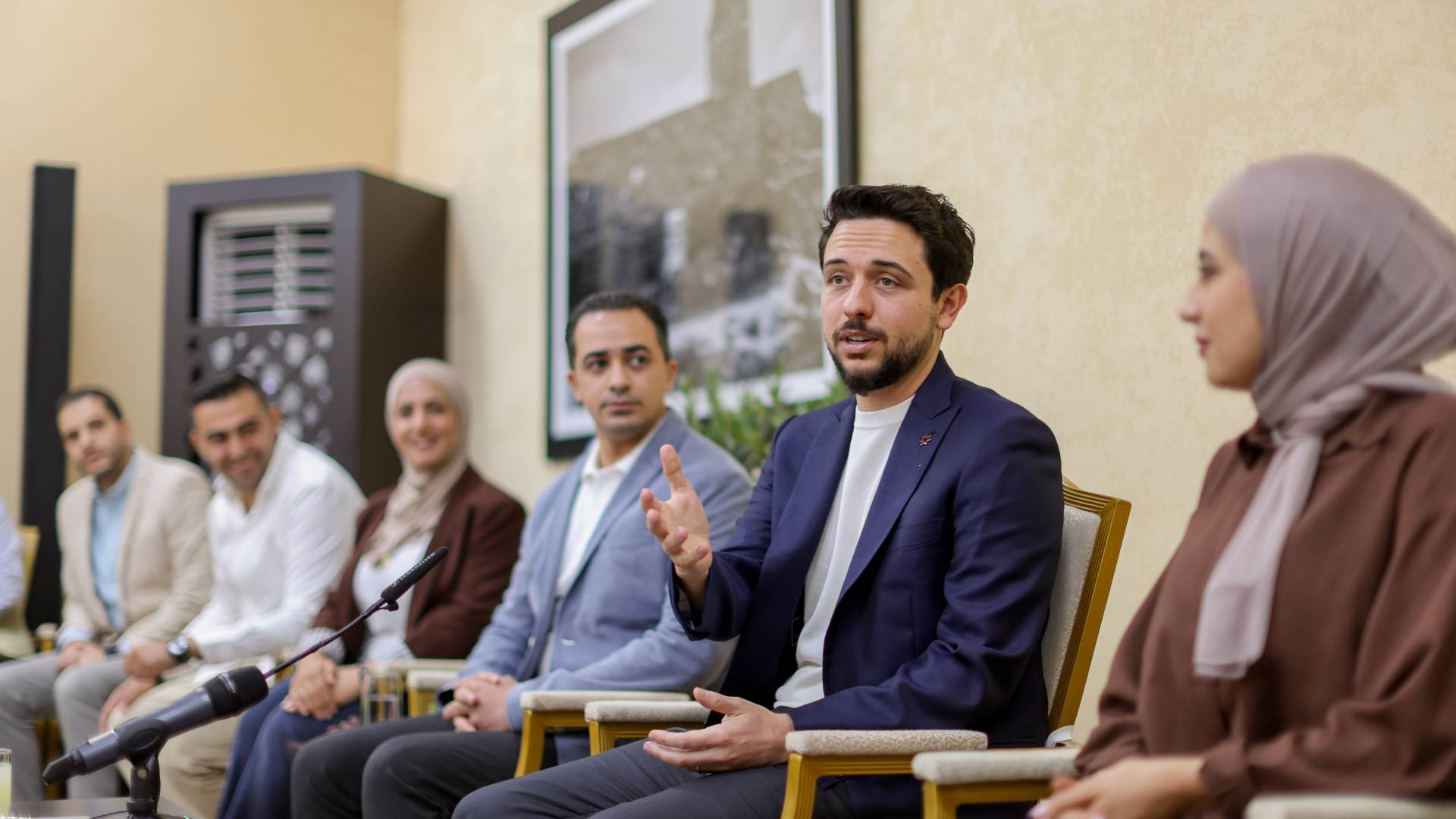 ولي العهد يلتقي شبابا في محافظة المفرق ويحاورهم حول جملة من القضايا