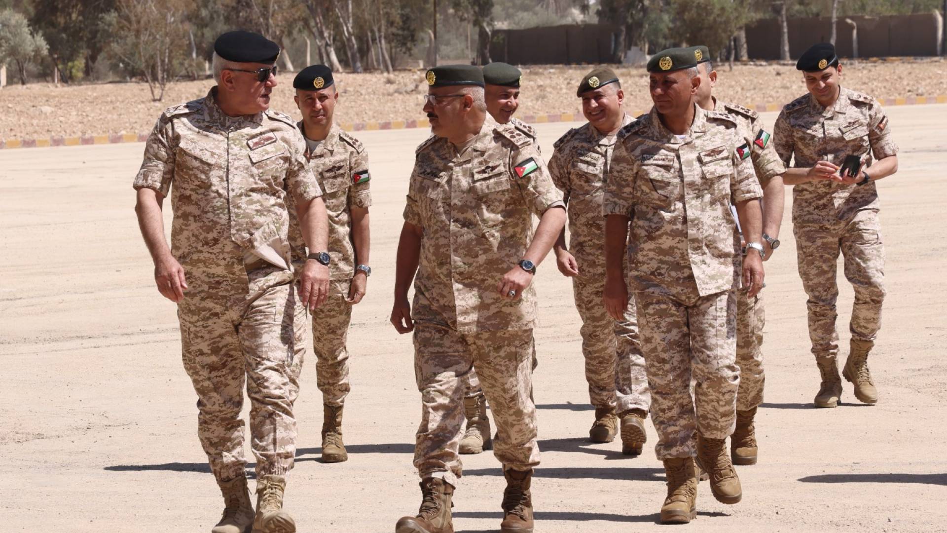 اللواء الركن يوسف الحنيطي يزور المنطقة العسكرية الشرقية