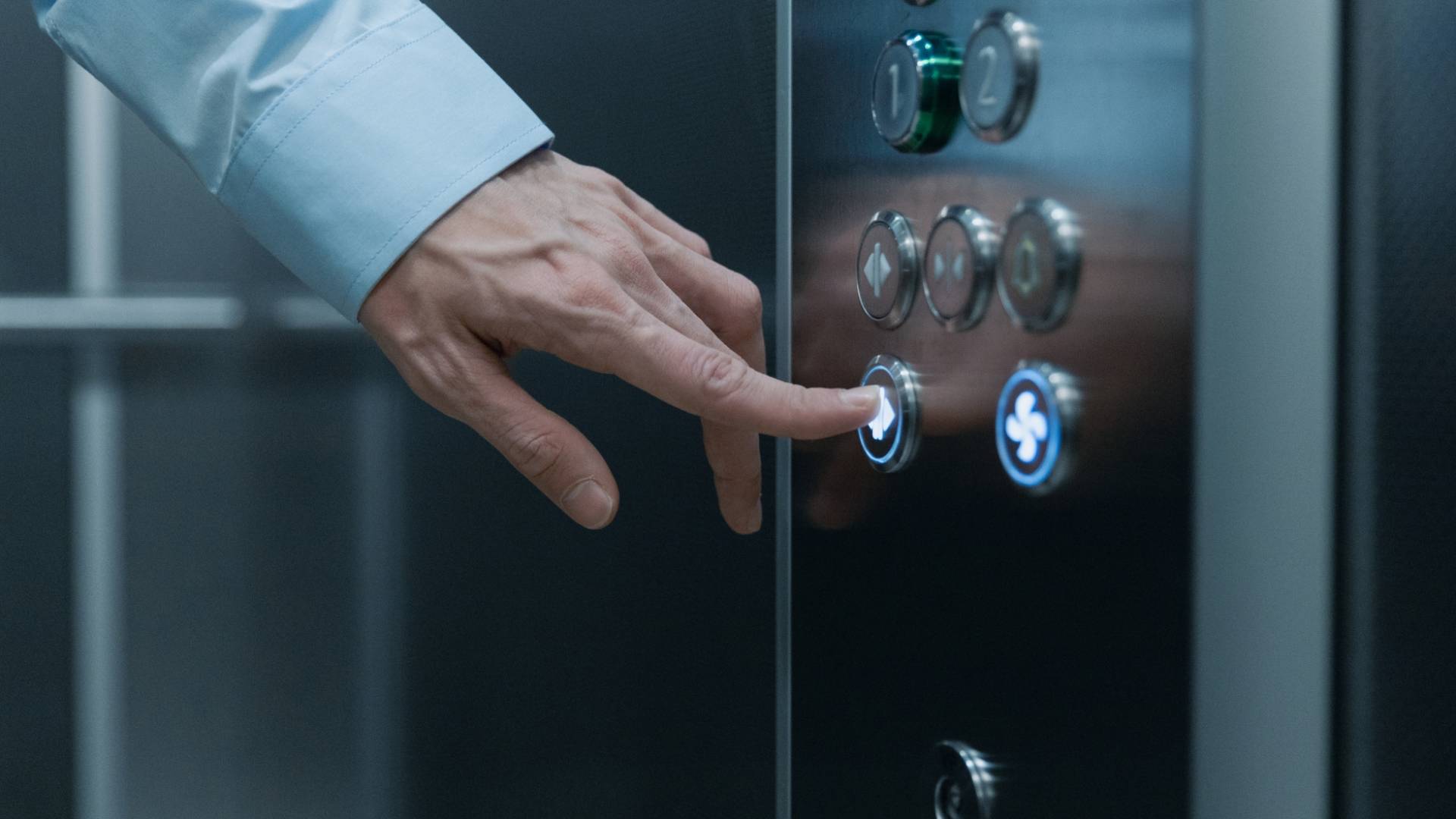 شخص يستخدم مصعد "تعبيرية"